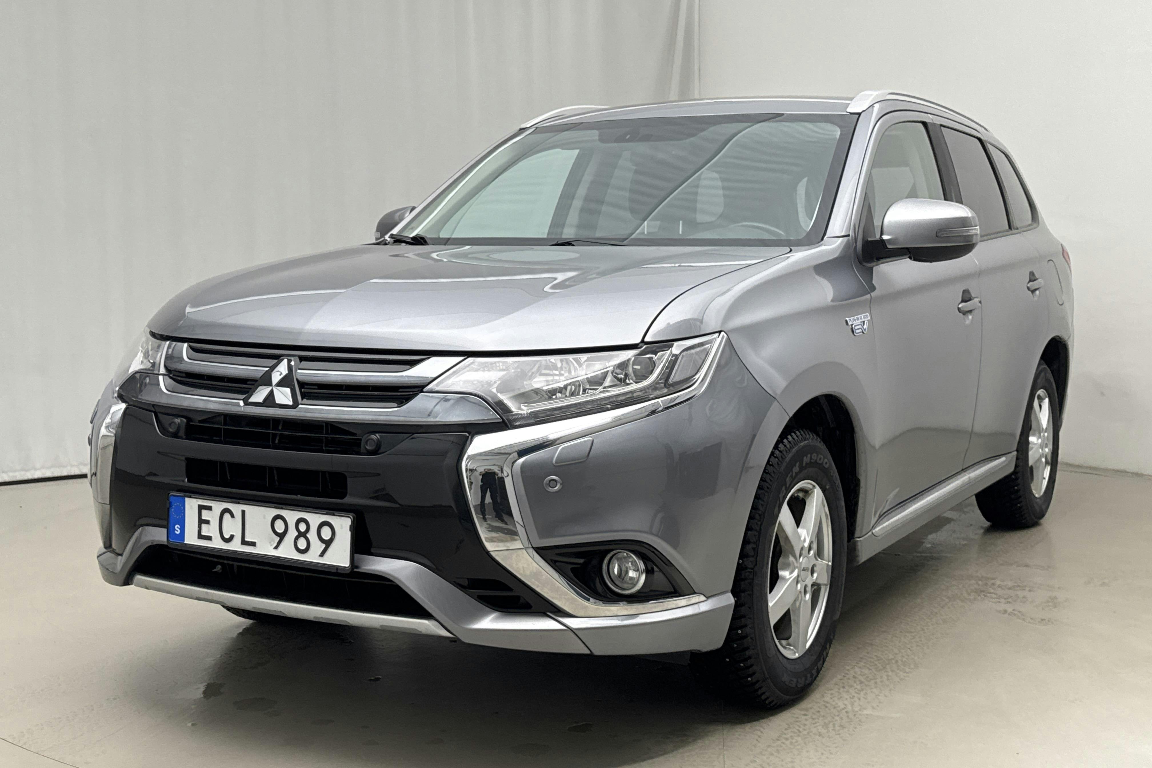 Presentation photo 1 of 20: Mitsubishi Outlander 2.0 Plug-in Hybrid 4WD (121hk) - 127 700 km - Automatic - gray - 2017