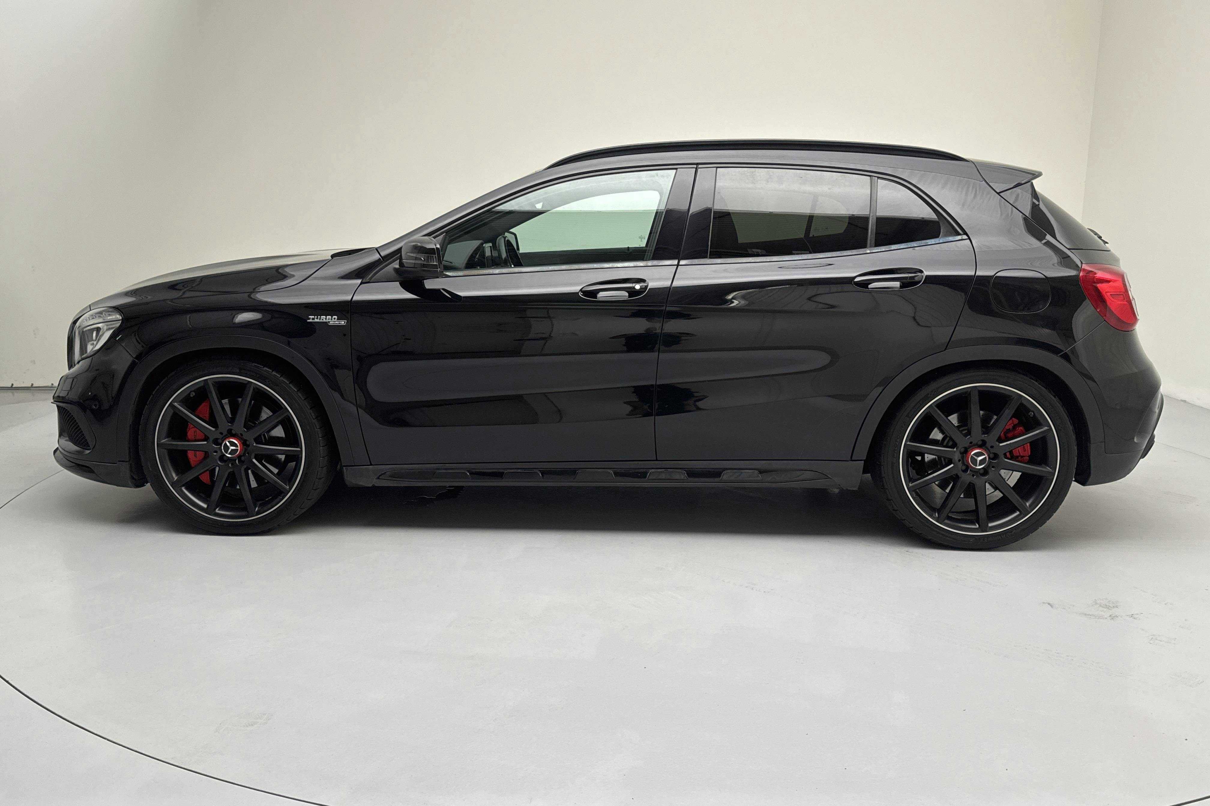 Presentationsfoto 2 av 16: Mercedes GLA 45 AMG 4MATIC (360hk) - 17 935 mil - Automat - svart - 2015