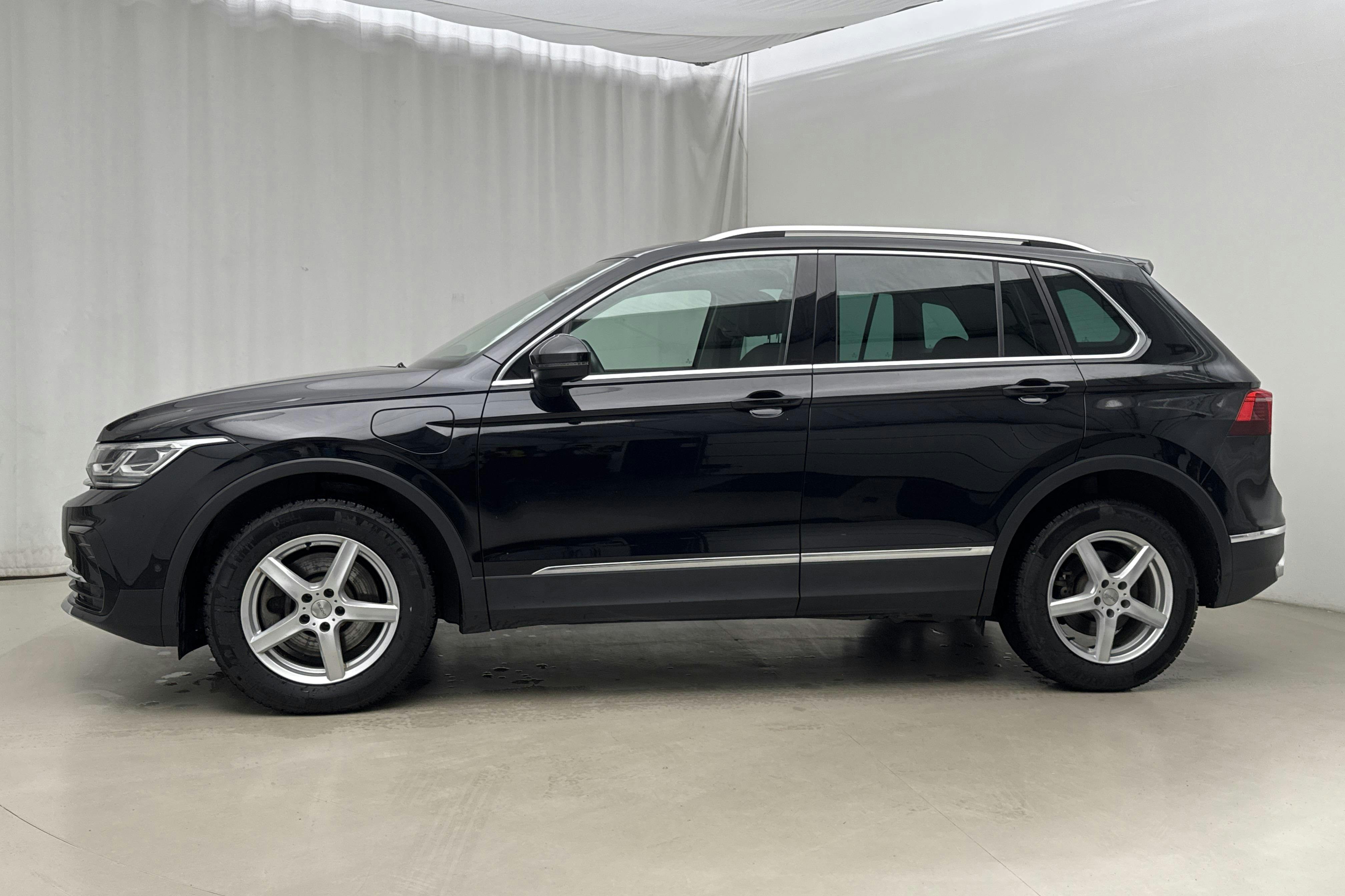 Presentationsfoto 2 av 22: VW Tiguan 1.4 TSI eHybrid (245hk) - 6 647 mil - Automat - svart - 2022