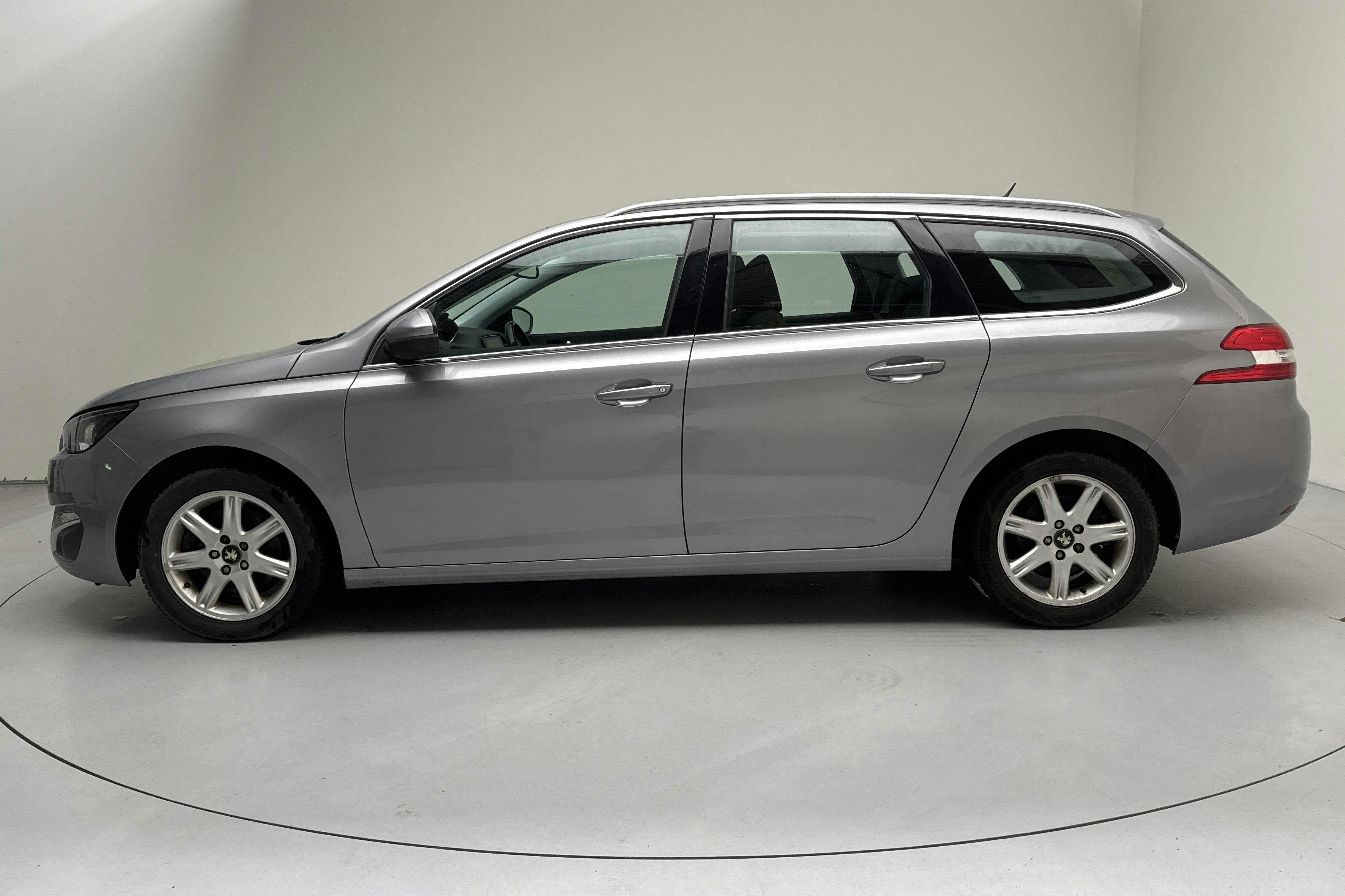 Presentationsfoto 2 av 13: Peugeot 308 SW BlueHDi (150hk) - 14 403 mil - Manuell - grå - 2015