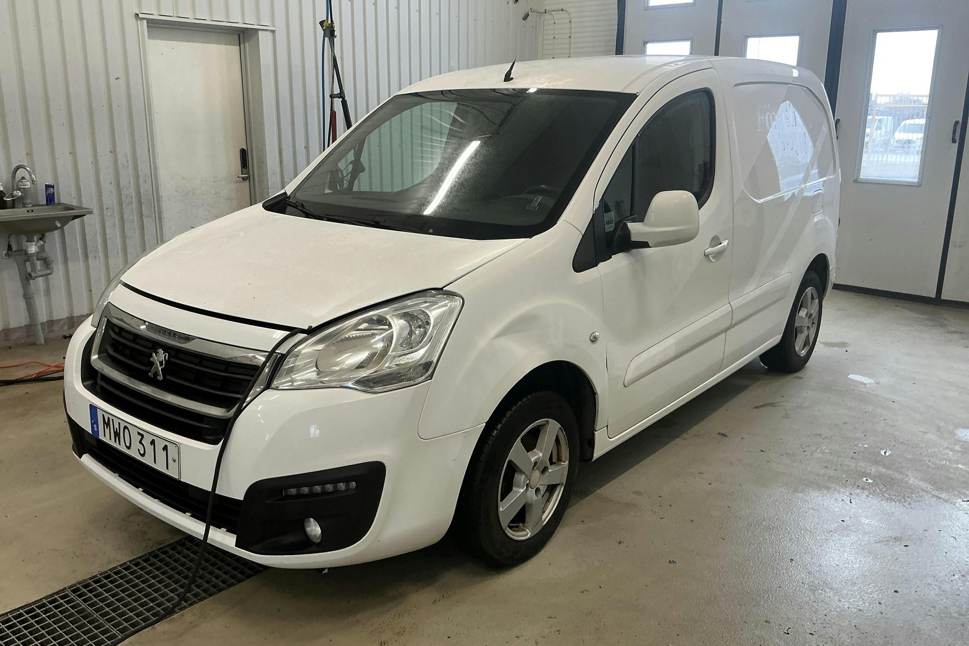 Presentationsfoto 1 av 11: Peugeot Partner 1.6 BlueHDI Skåp (100hk) - 17 456 mil - Manuell - vit - 2016