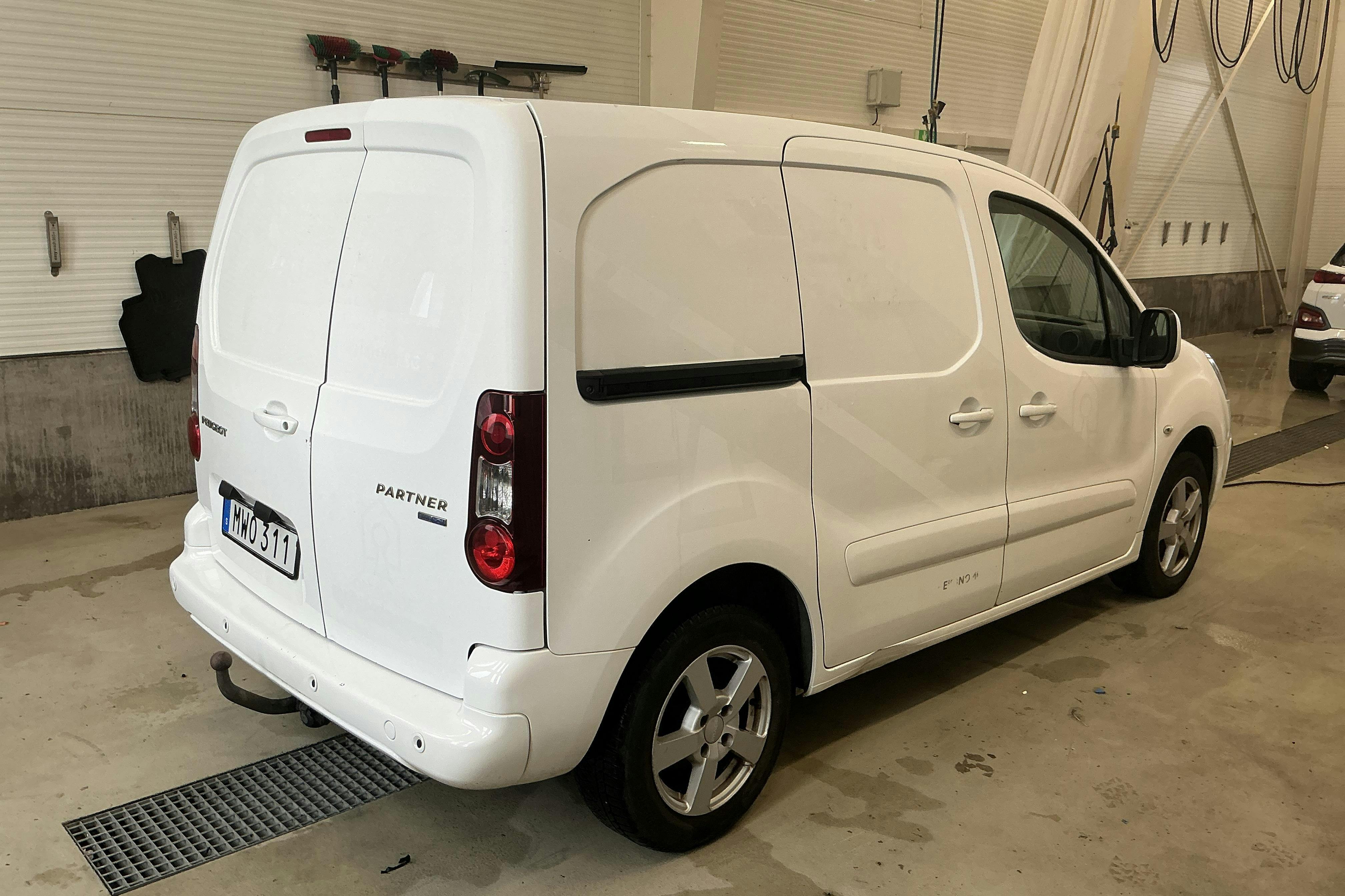 Presentationsfoto 2 av 11: Peugeot Partner 1.6 BlueHDI Skåp (100hk) - 17 456 mil - Manuell - vit - 2016