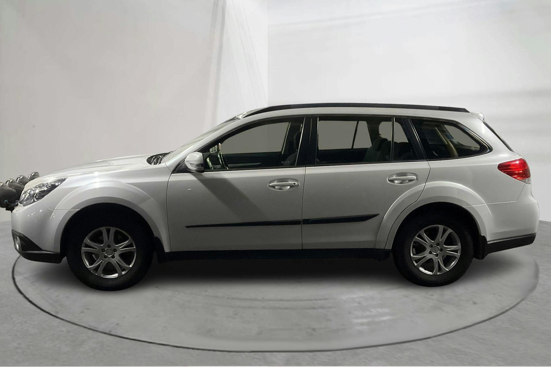 Presentationsfoto 2 av 13: Subaru Outback 2.5 (167hk) - 23 571 mil - Manuell - vit - 2010
