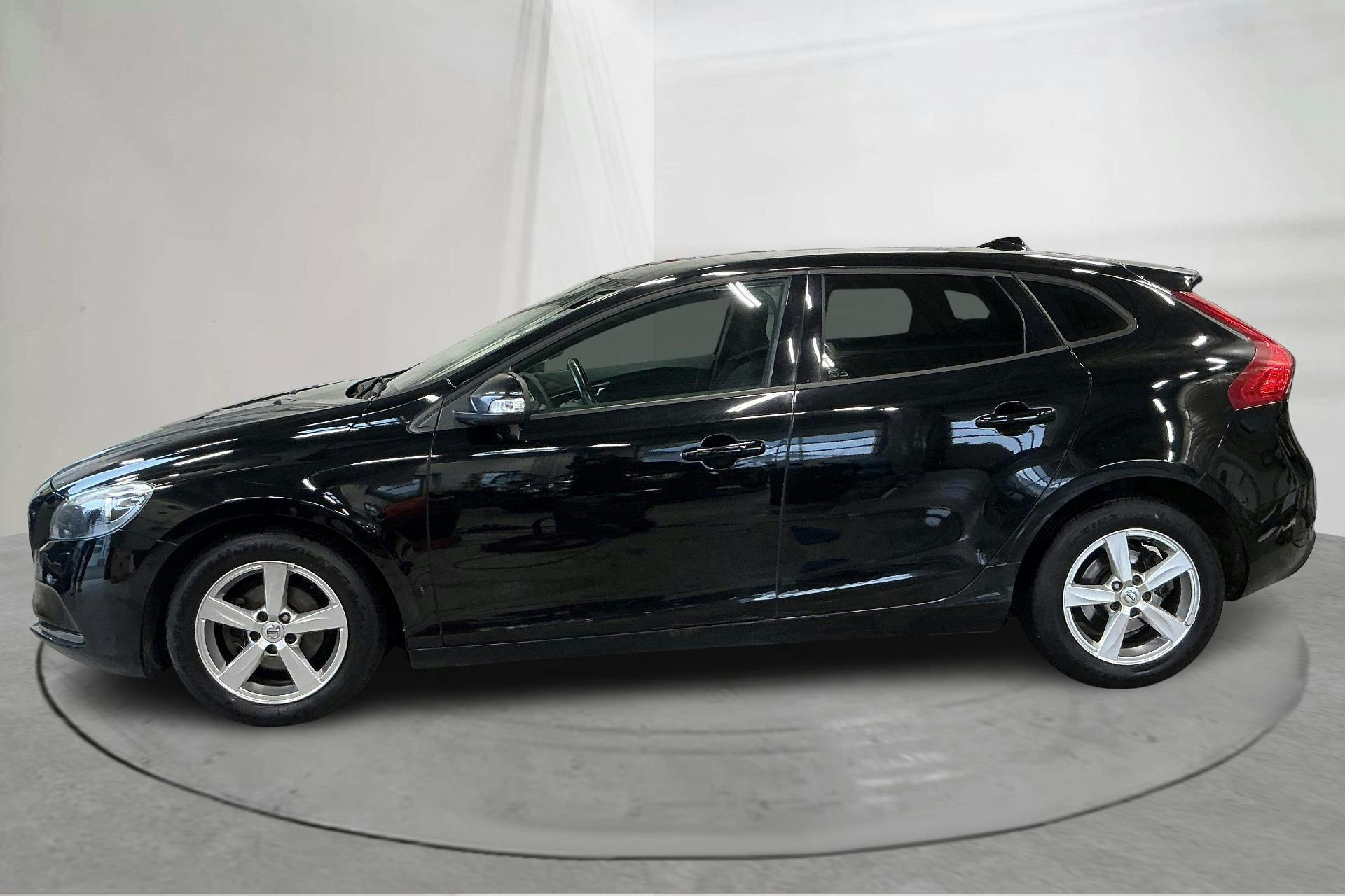 Esitlusfoto 2 aadressil 16: Volvo V40 D2 (120hk) - 162 670 km - Käsitsi - must - 2017