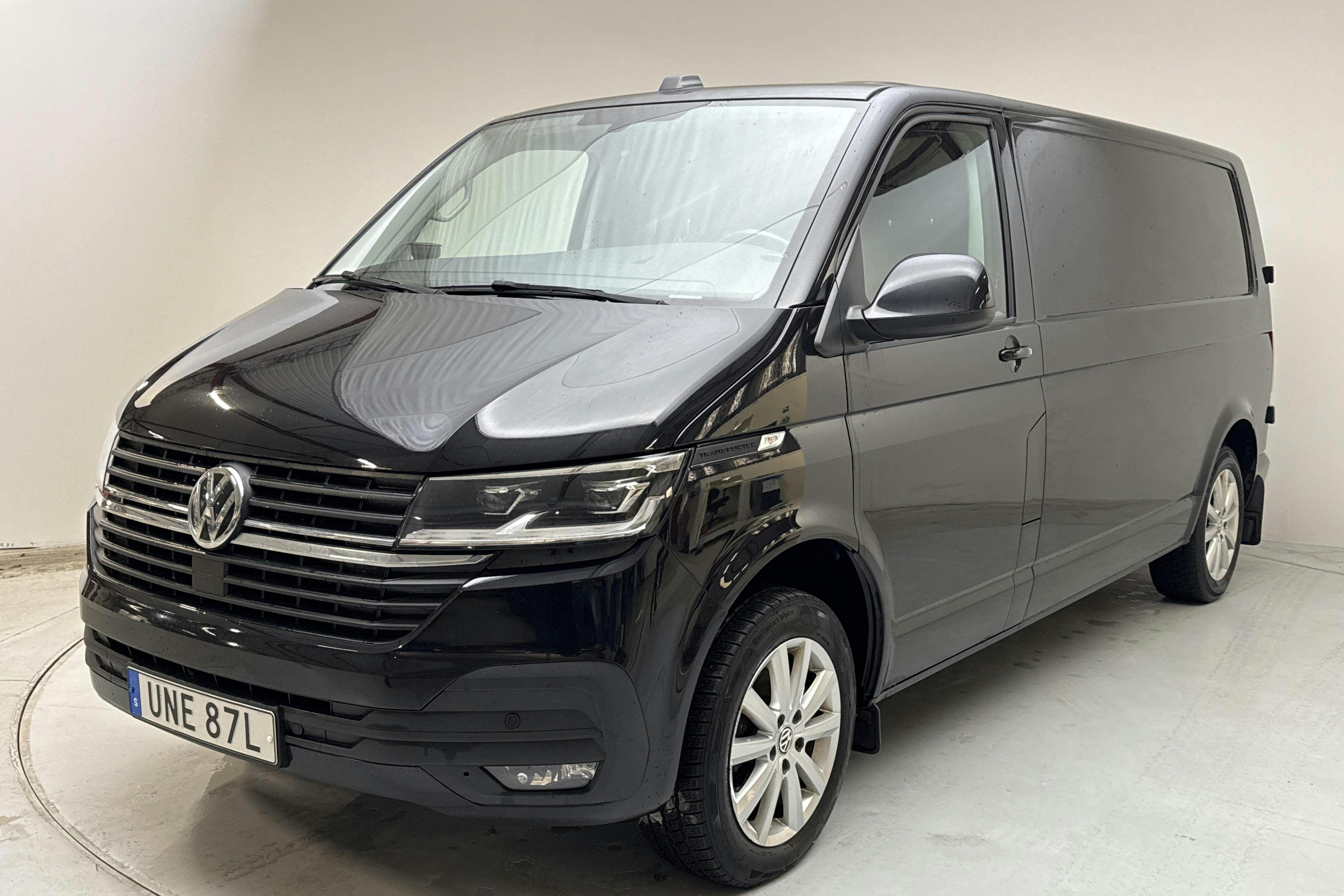 Presentationsfoto 1 av 11: VW Transporter T6 2.0 TDI BMT Skåp 4MOTION (150hk) - 14 303 mil - Automat - svart - 2021