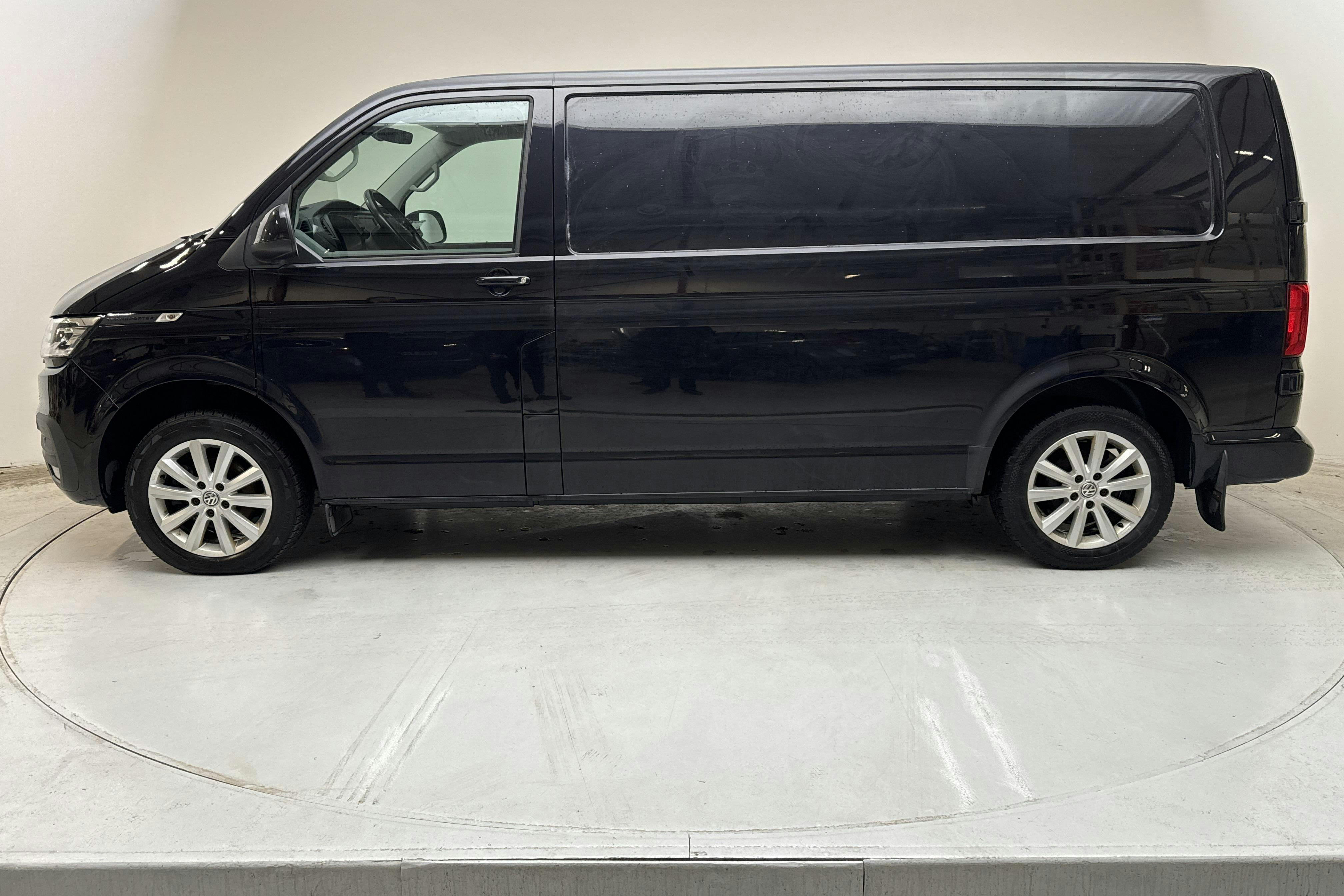 Presentationsfoto 2 av 11: VW Transporter T6 2.0 TDI BMT Skåp 4MOTION (150hk) - 14 303 mil - Automat - svart - 2021