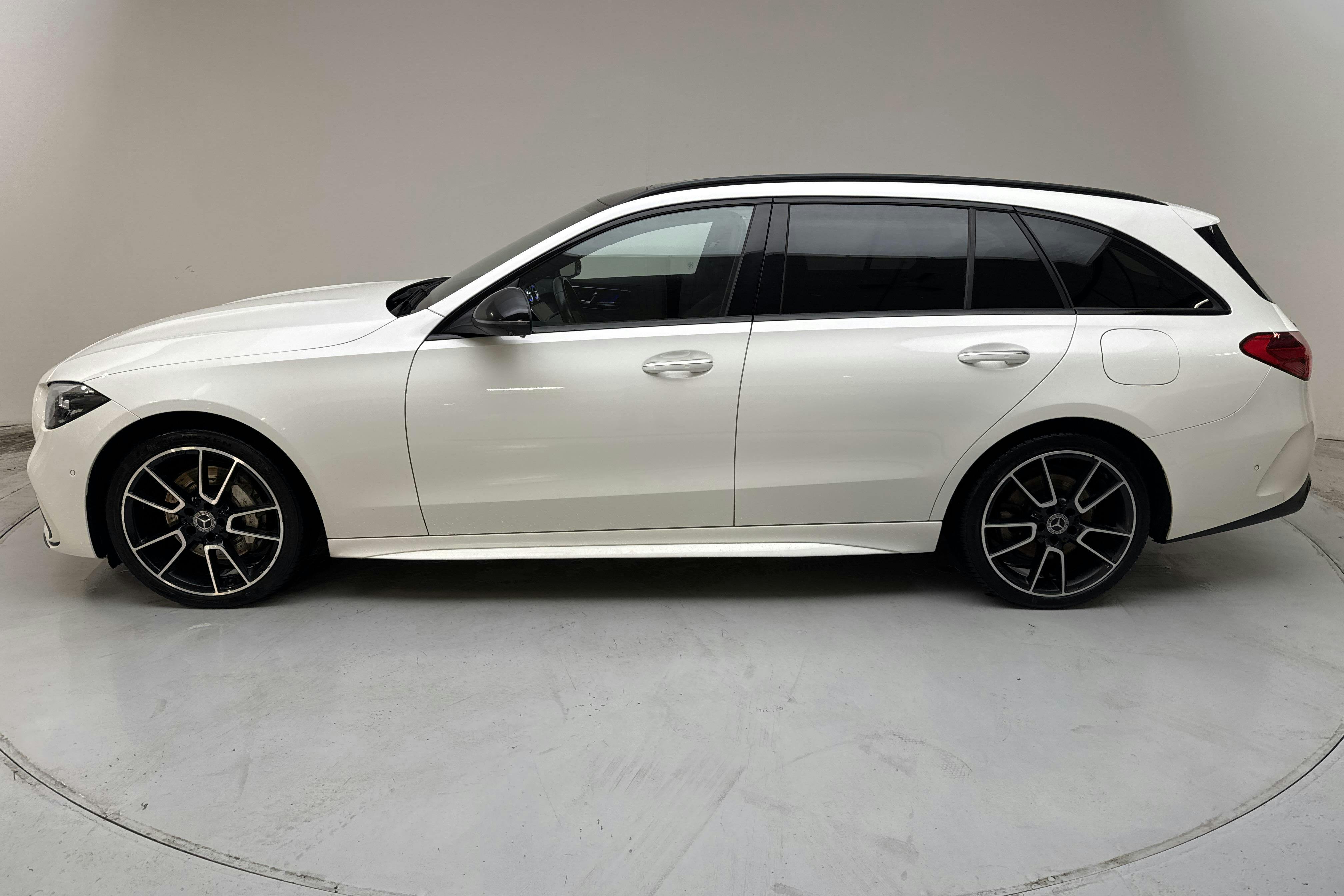 Presentationsfoto 2 av 16: Mercedes C 300 e Kombi S206 (333hk) - 14 158 mil - Automat - vit - 2023