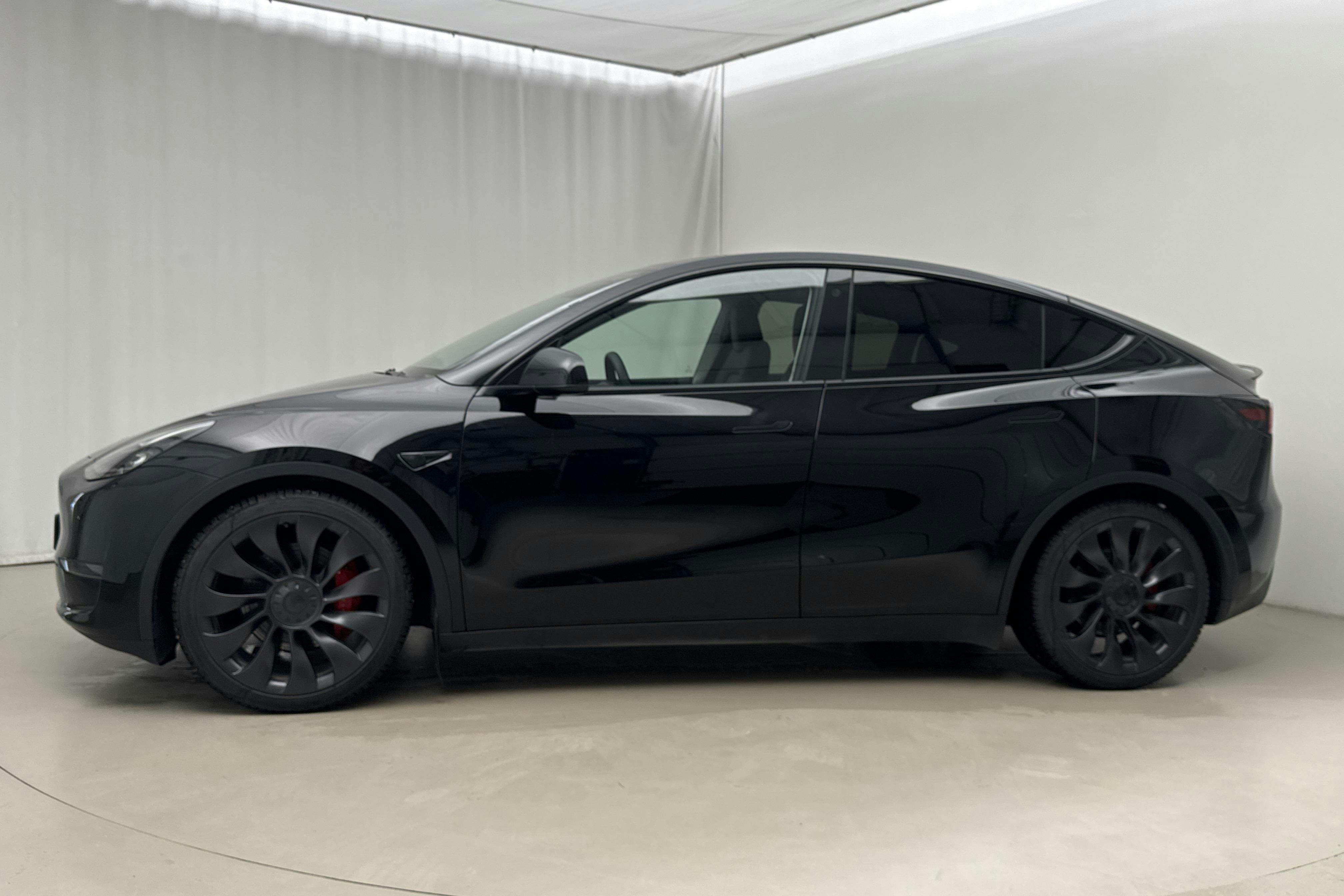 Presentationsfoto 2 av 24: Tesla Model Y Performance Dual Motor AWD - 4 652 mil - Automat - svart - 2023