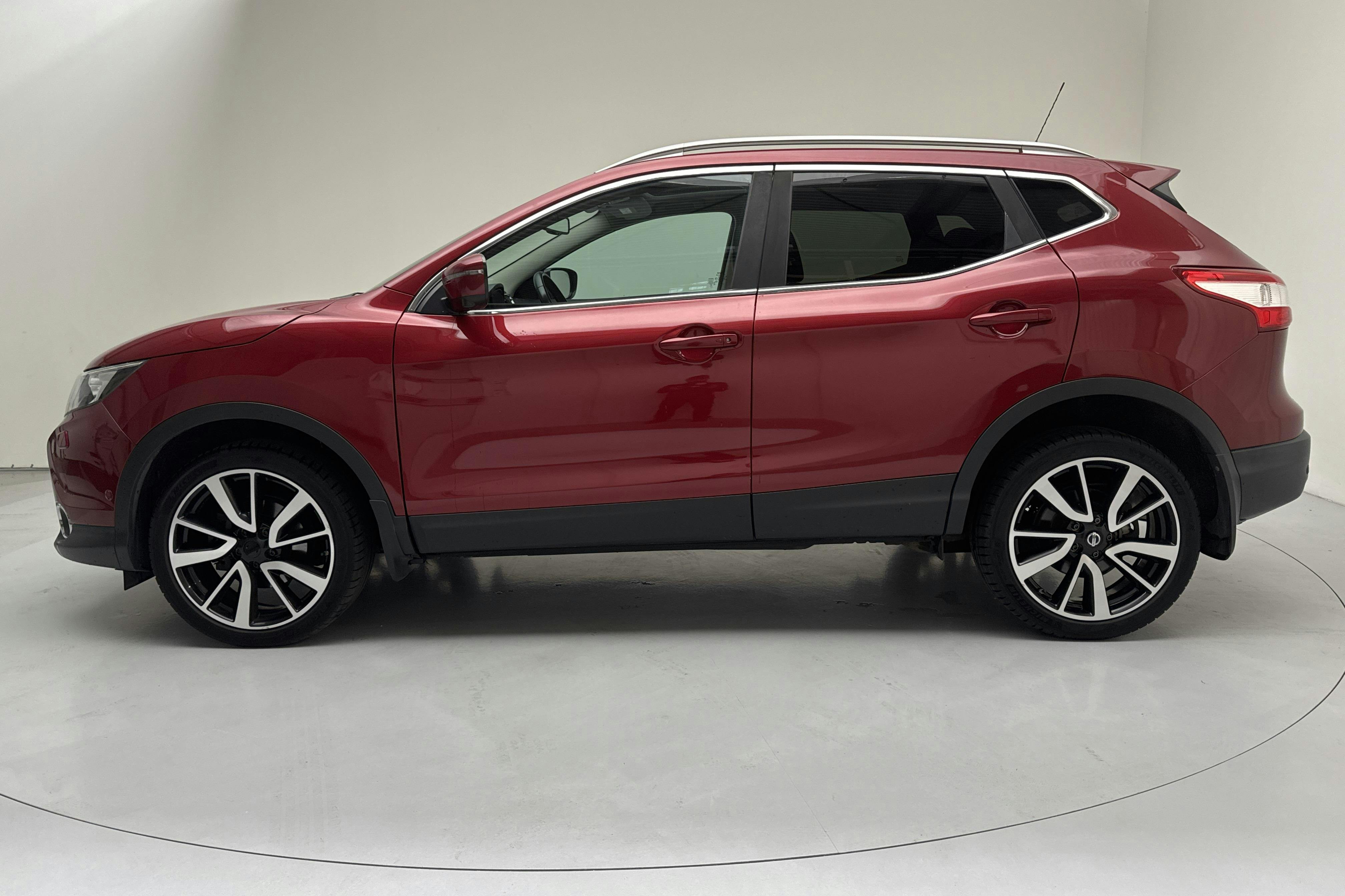 Presentationsfoto 2 av 15: Nissan Qashqai 1.2 (115hk) - 7 520 mil - Automat - röd - 2016