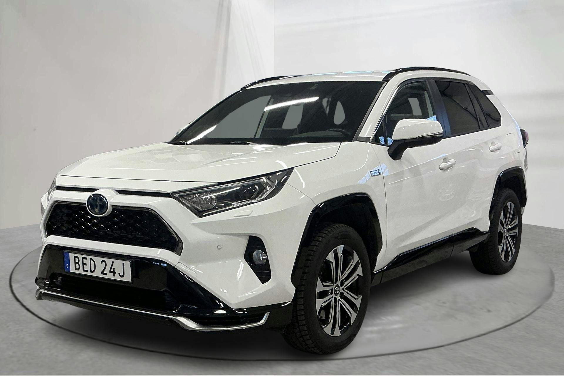 Presentationsfoto 1 av 17: Toyota RAV4 2.5 Plug-in Hybrid AWDi (306hk) - 10 108 mil - Automat - vit - 2021