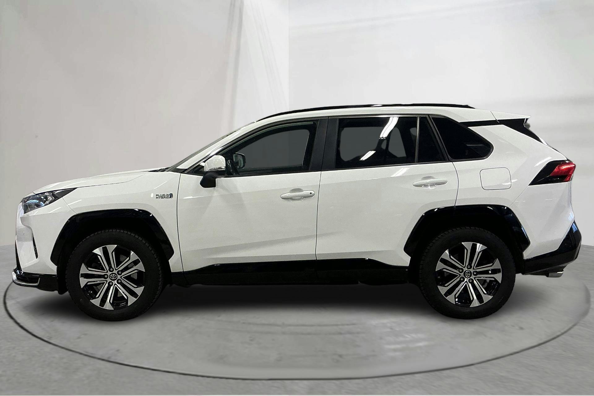 Presentationsfoto 2 av 17: Toyota RAV4 2.5 Plug-in Hybrid AWDi (306hk) - 10 108 mil - Automat - vit - 2021