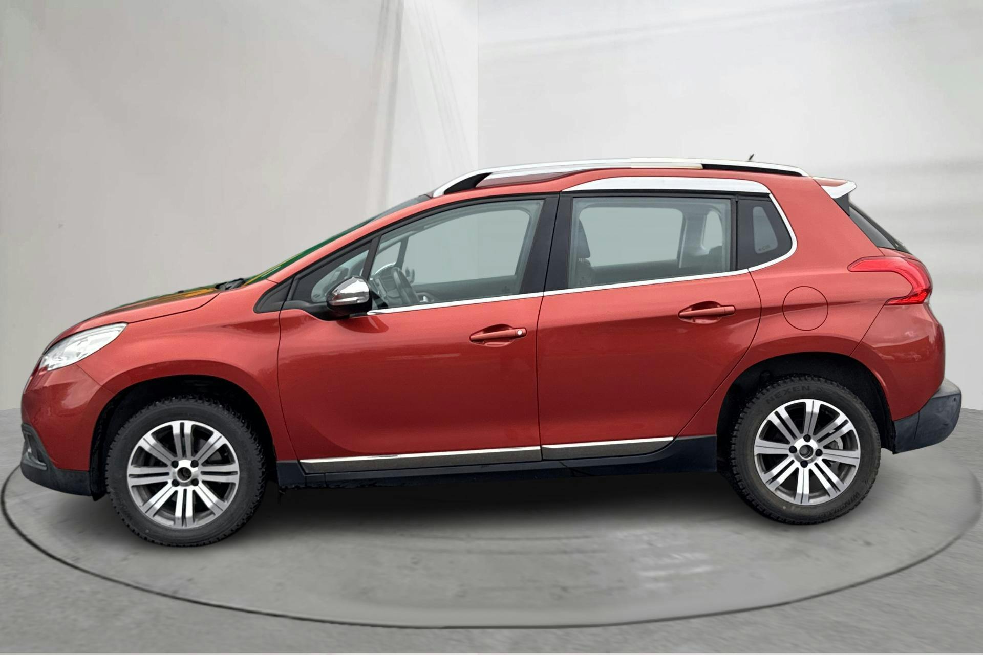 Presentationsfoto 2 av 12: Peugeot 2008 1.2 PureTech (110hk) - 4 868 mil - Automat - orange - 2016