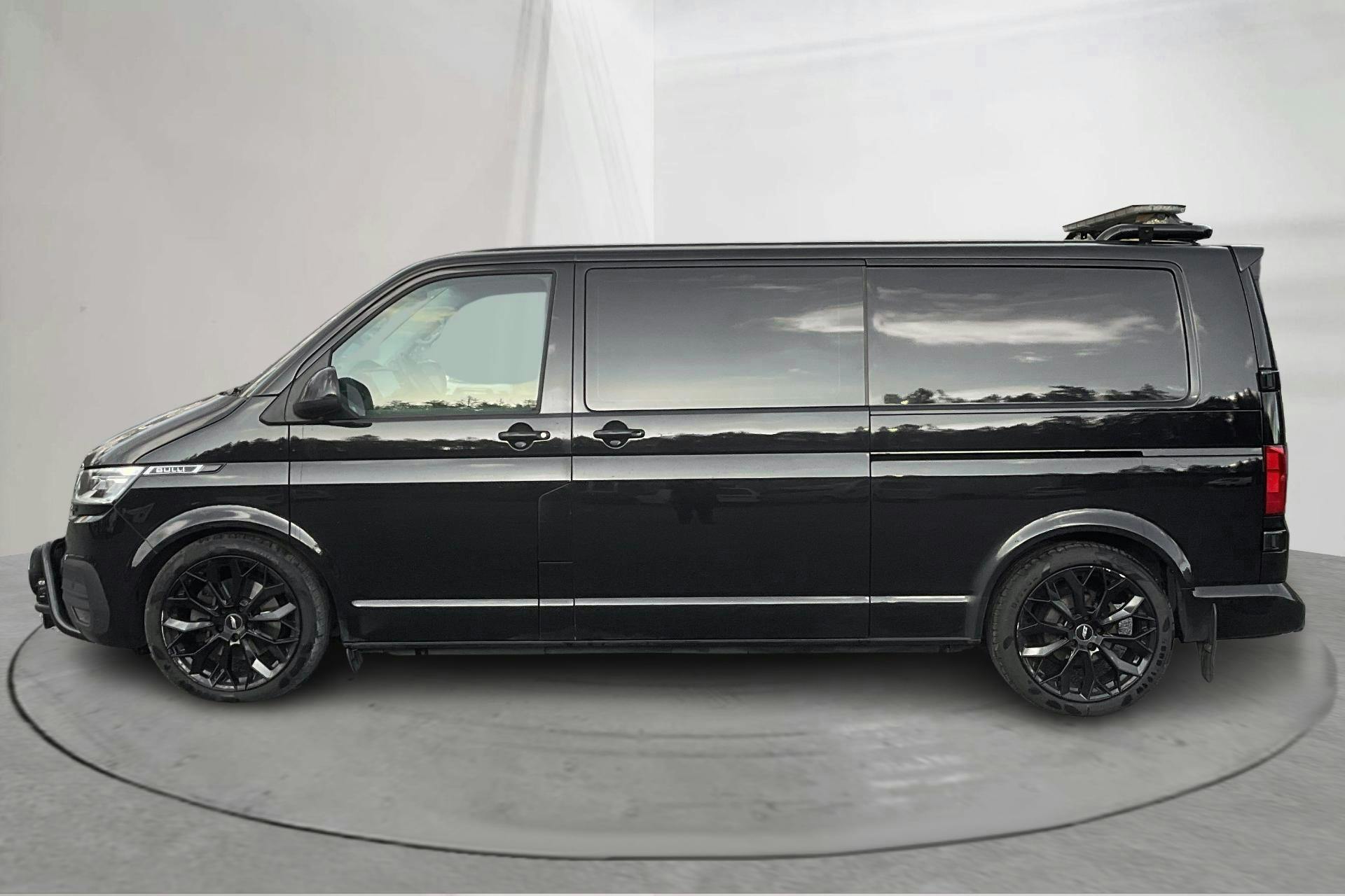 Presentationsfoto 2 av 15: VW Transporter  Kombi T6.1 Skåp TDI 4MOTION (204hk) - 7 557 mil - Automat - svart - 2022