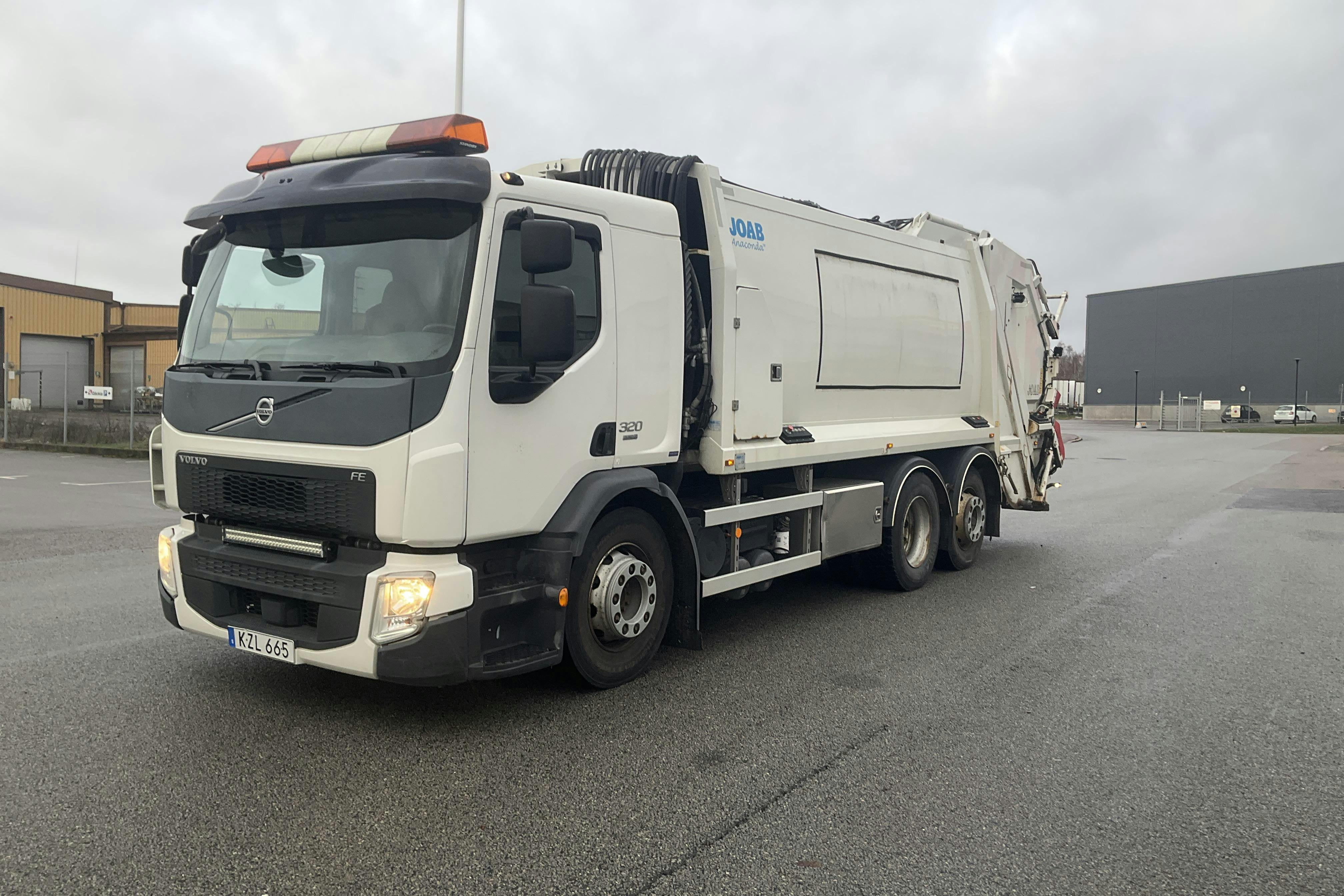 Presentation photo 1 of 45: Volvo FE320 Sopbil - 166 921 km - Automatic - white - 2015