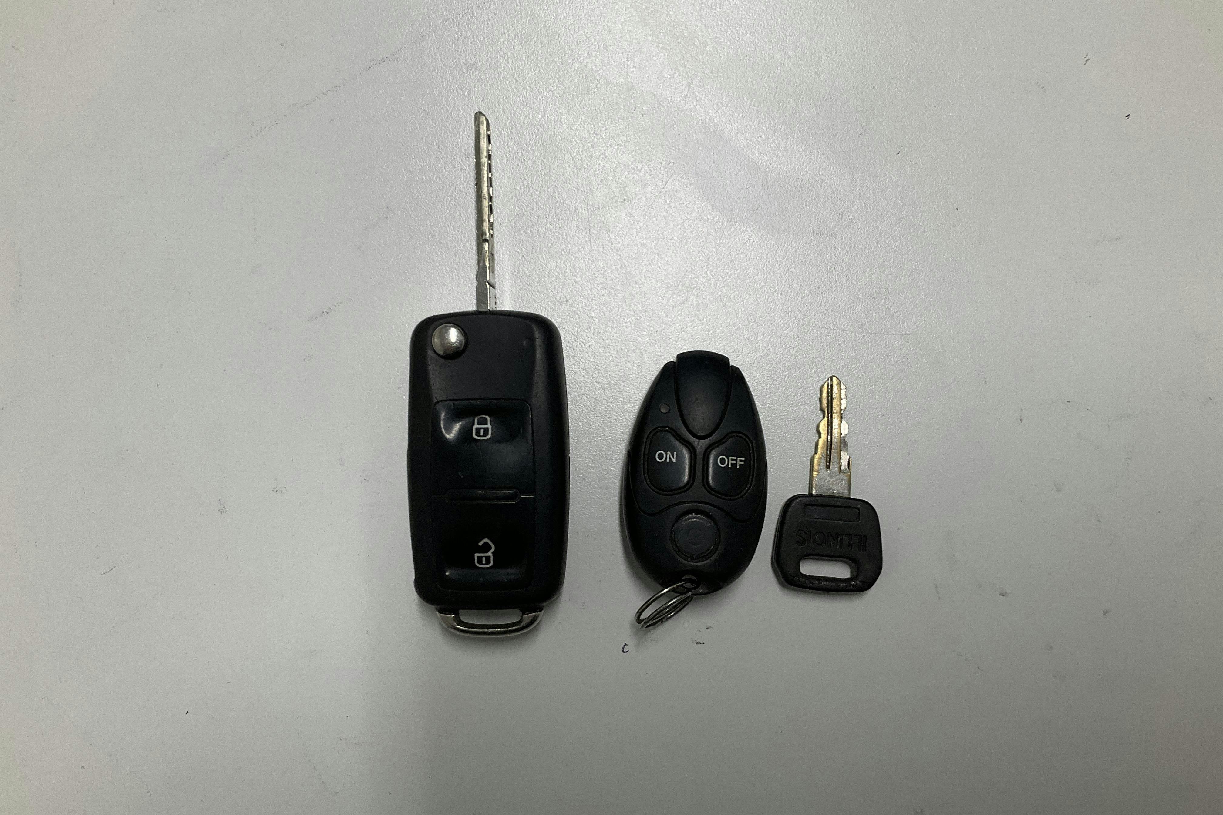 Esittelykuva 16 osoitteesta 16: VW Amarok 2.0 TDI 4motion (180hk) - 219 160 km - Automaattinen - hopea - 2016