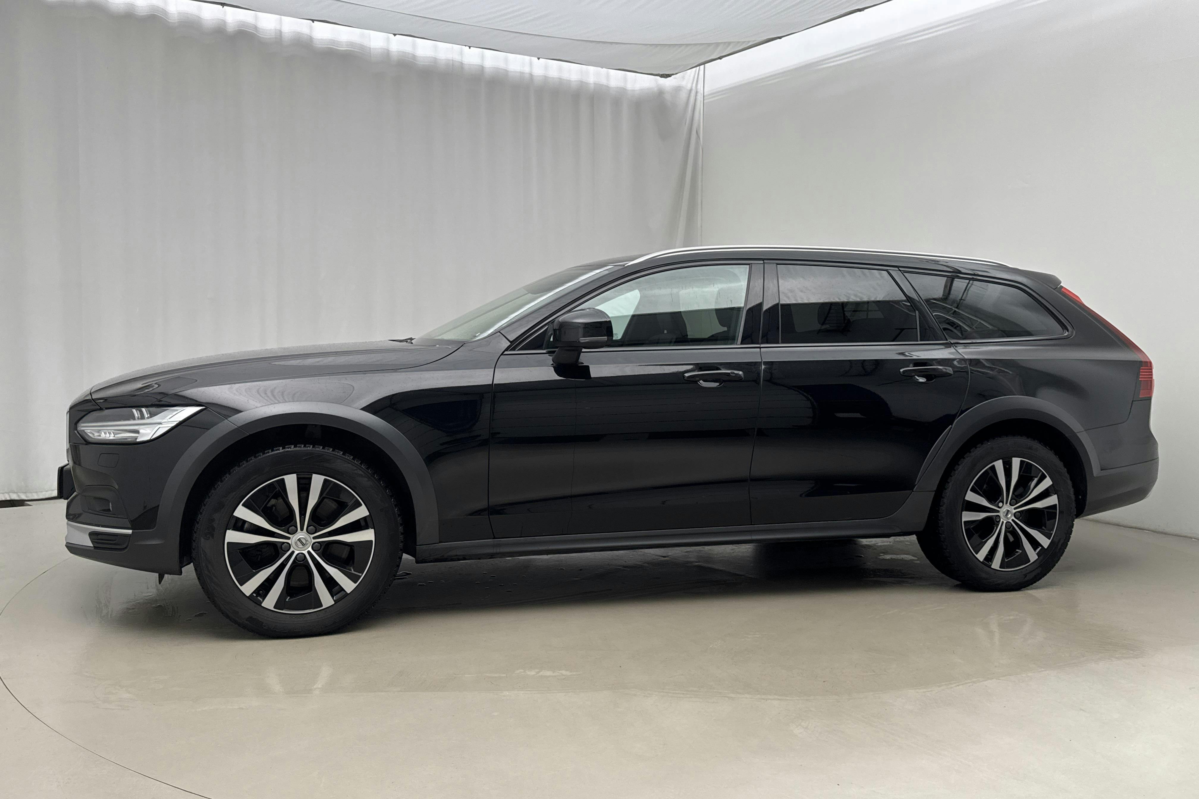Presentationsfoto 2 av 21: Volvo V90 B4 Cross Country AWD Mildhybrid, Diesel (197hk) - 11 063 mil - Automat - svart - 2023