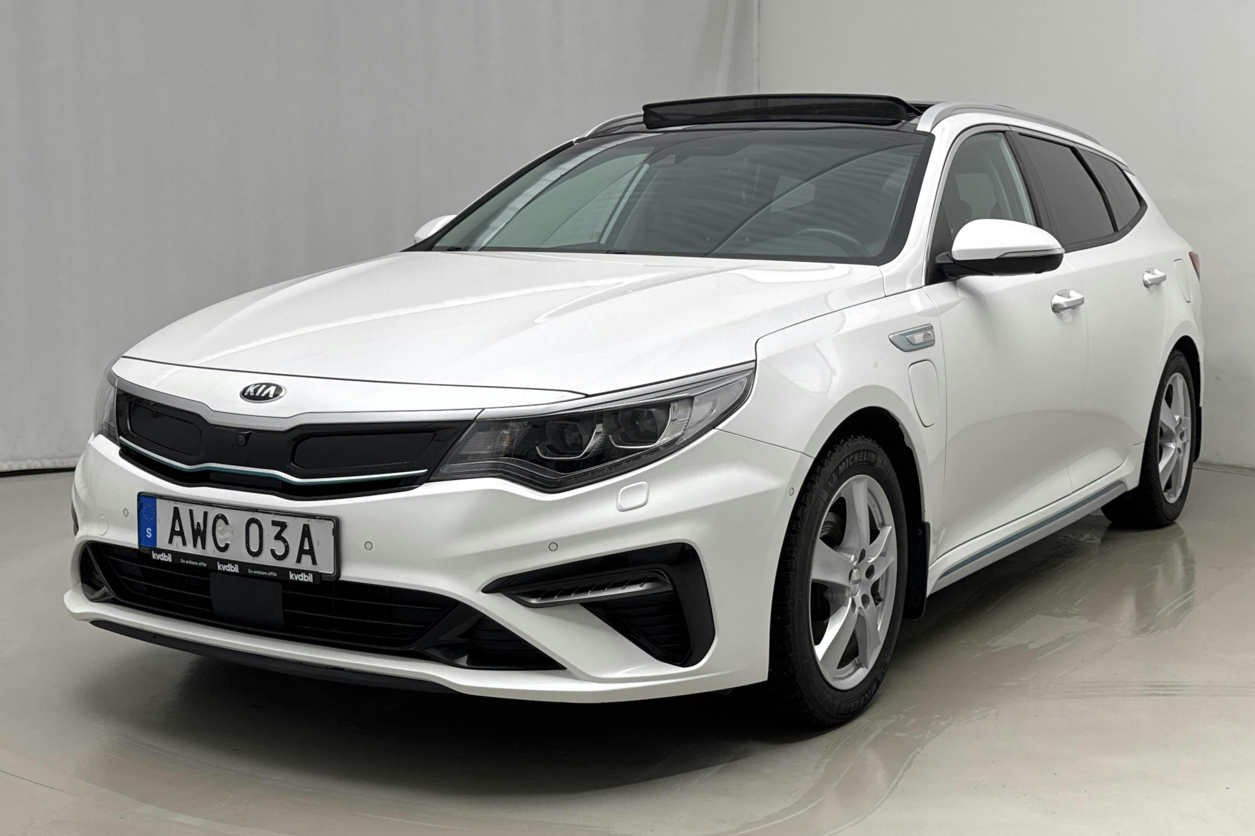 Presentationsfoto 1 av 29: KIA Optima 2.0 GDi Plug-in Hybrid SW (205hk) - 12 698 mil - Automat - vit - 2019