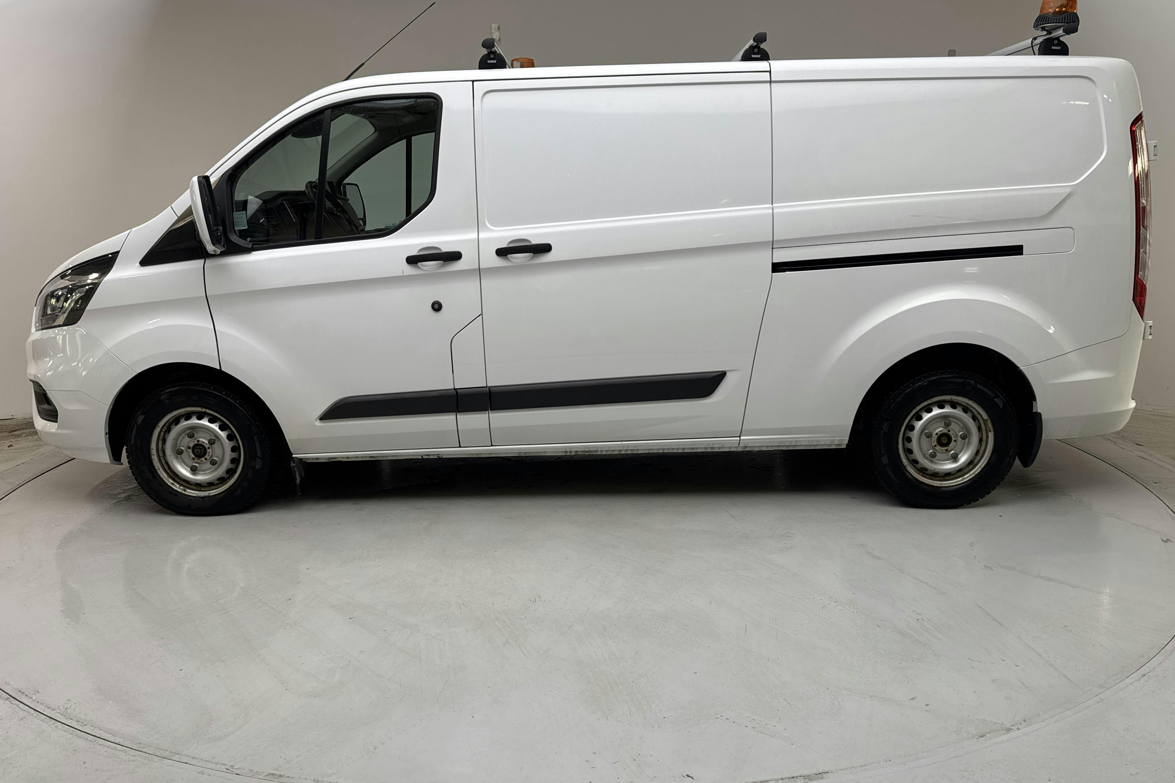Presentationsfoto 2 av 12: Ford Transit Custom 300 (130hk) - 6 136 mil - Automat - vit - 2018