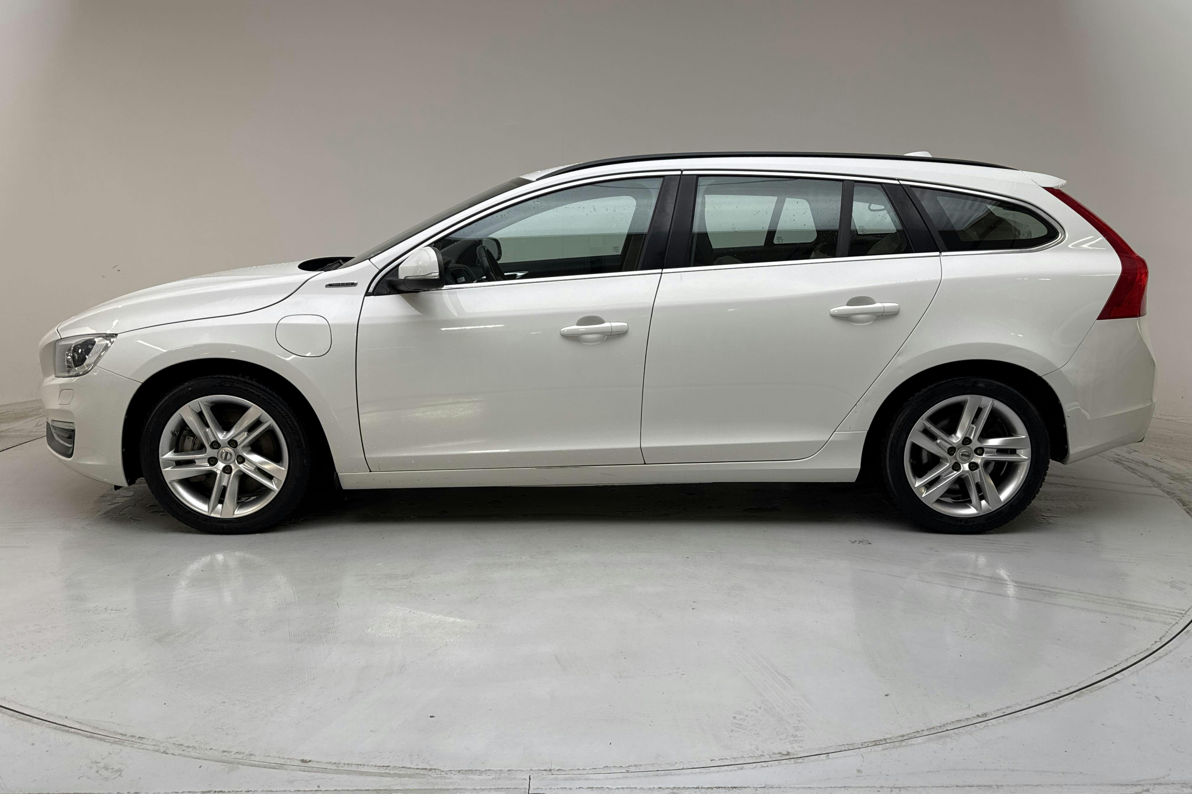 Presentation photo 2 of 14: Volvo V60 D5 AWD Twin Engine (163hk) - 52 250 km - Automatic - white - 2018