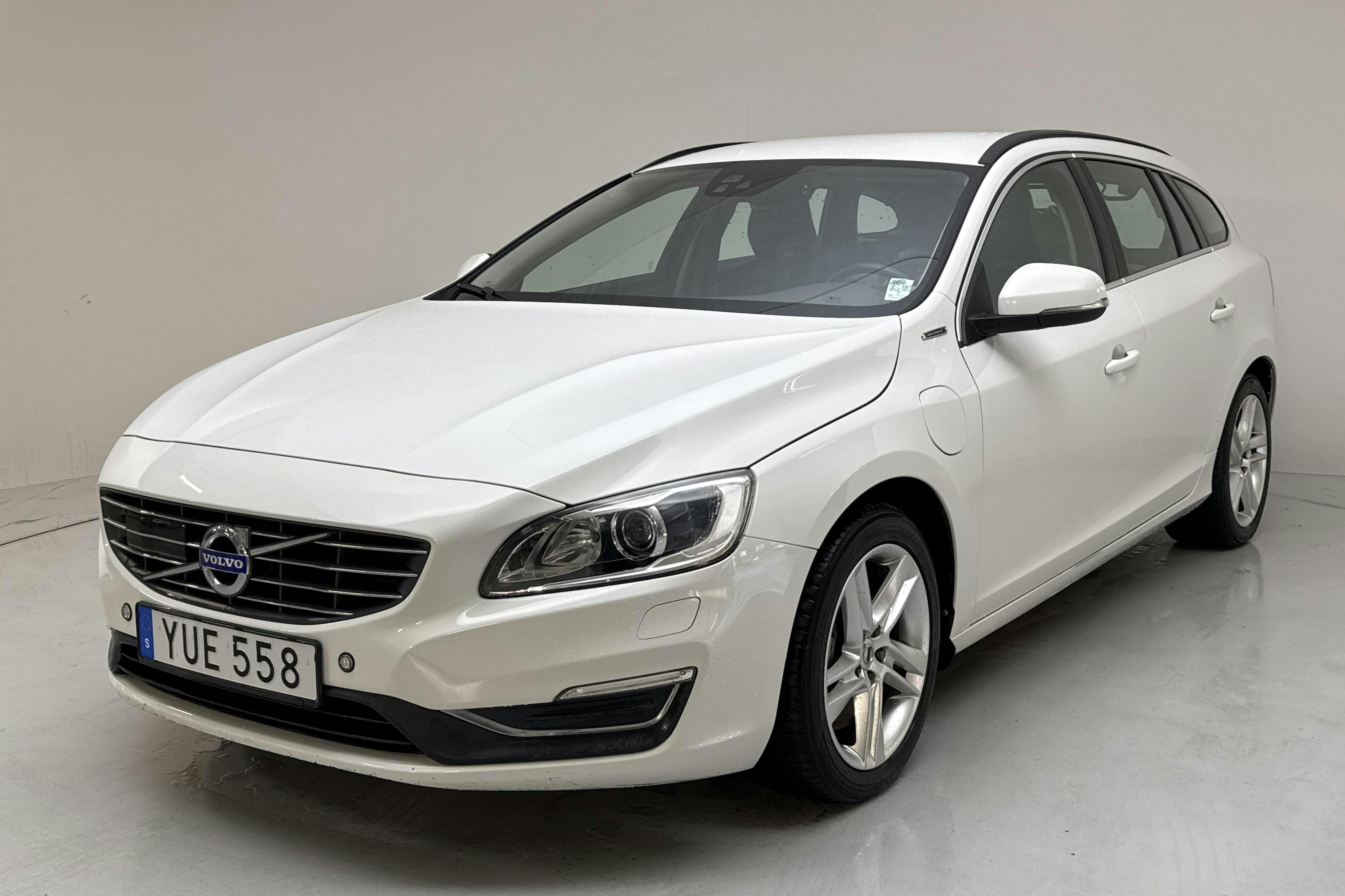Presentation photo 1 of 14: Volvo V60 D5 AWD Twin Engine (163hk) - 52 250 km - Automatic - white - 2018