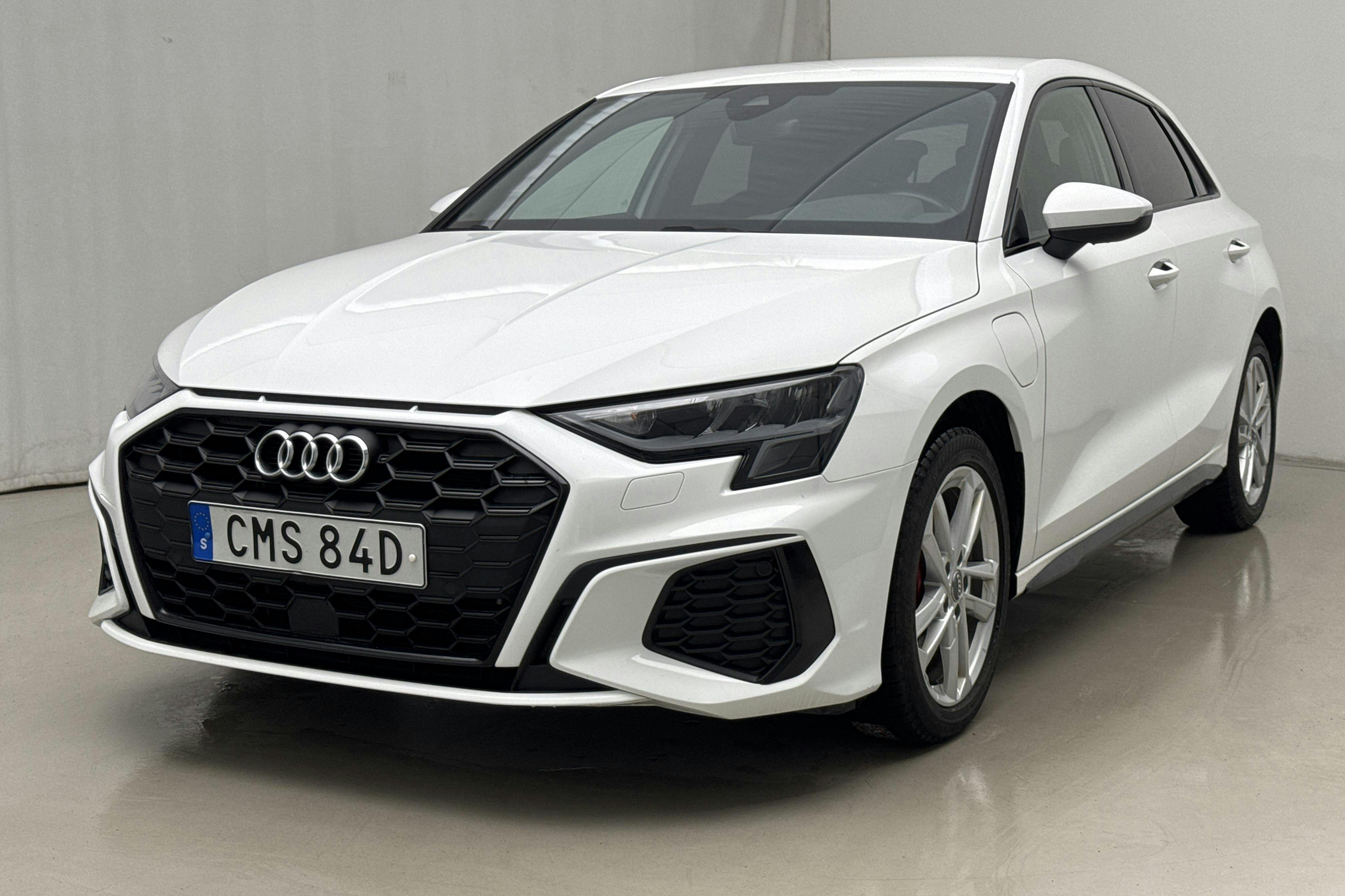 Presentationsfoto 1 av 22: Audi A3 Sportback 45 TFSI e (245hk) - 7 355 mil - Automat - vit - 2021