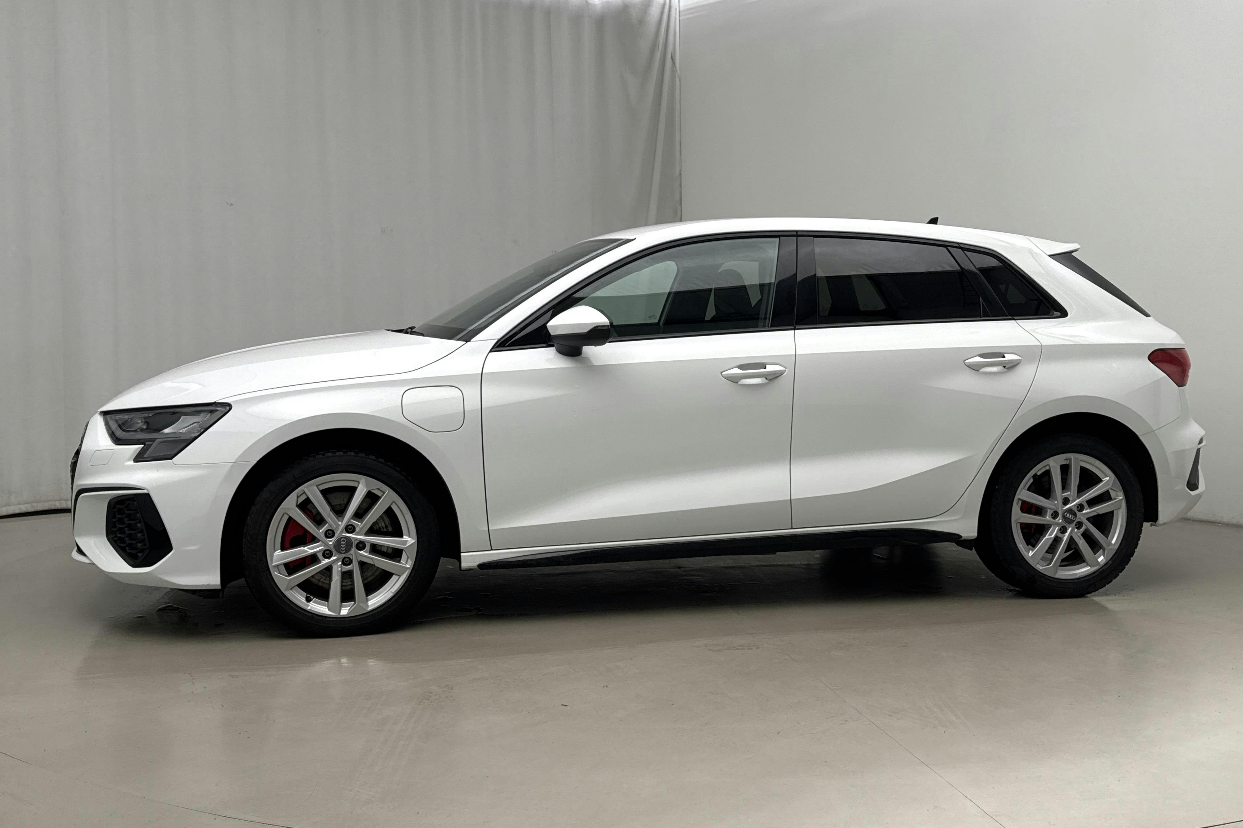 Presentationsfoto 2 av 22: Audi A3 Sportback 45 TFSI e (245hk) - 7 355 mil - Automat - vit - 2021