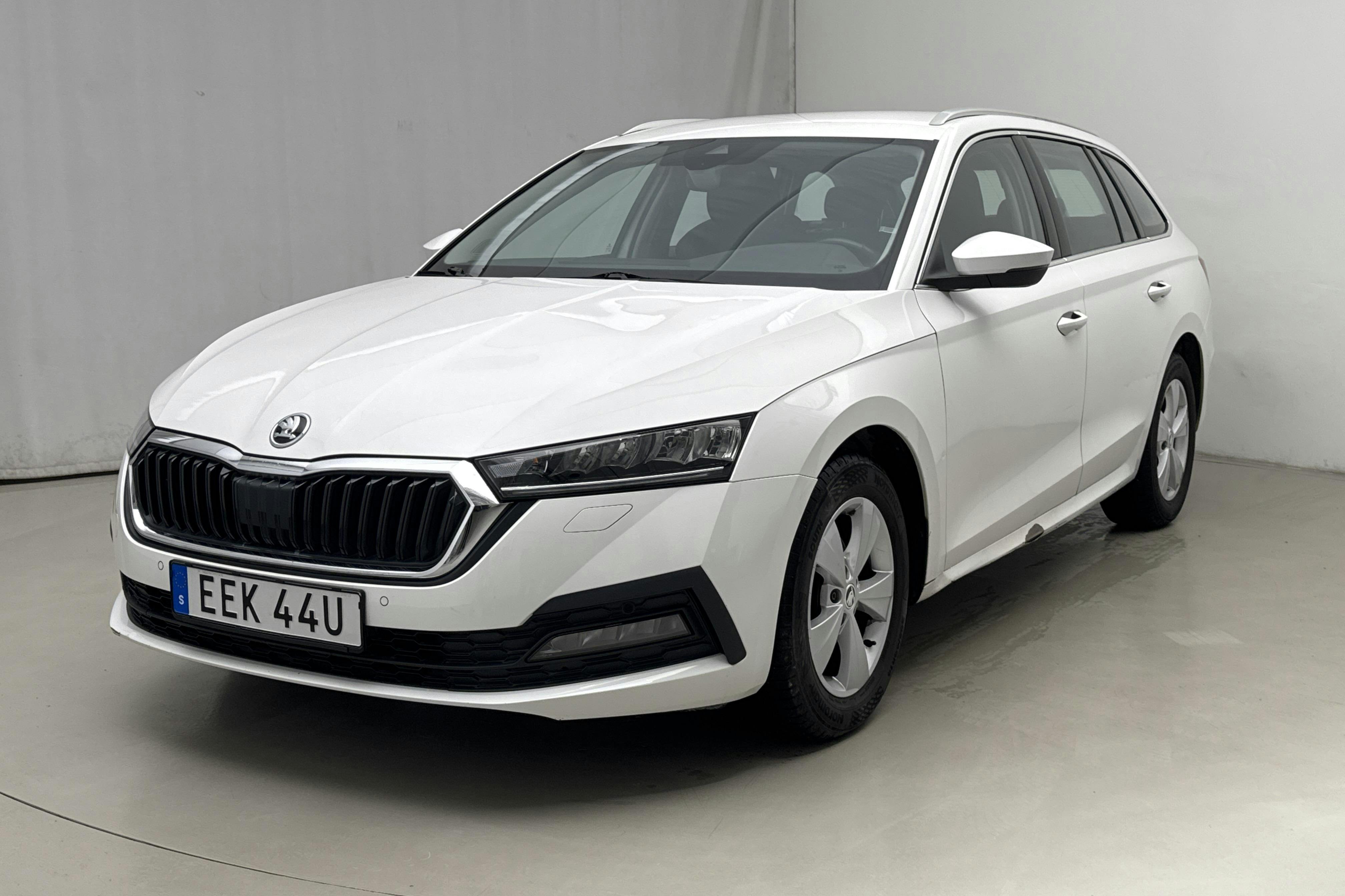 Presentationsfoto 1 av 18: Skoda Octavia 2.0 TDI Combi (116hk) - 12 375 mil - Automat - vit - 2022