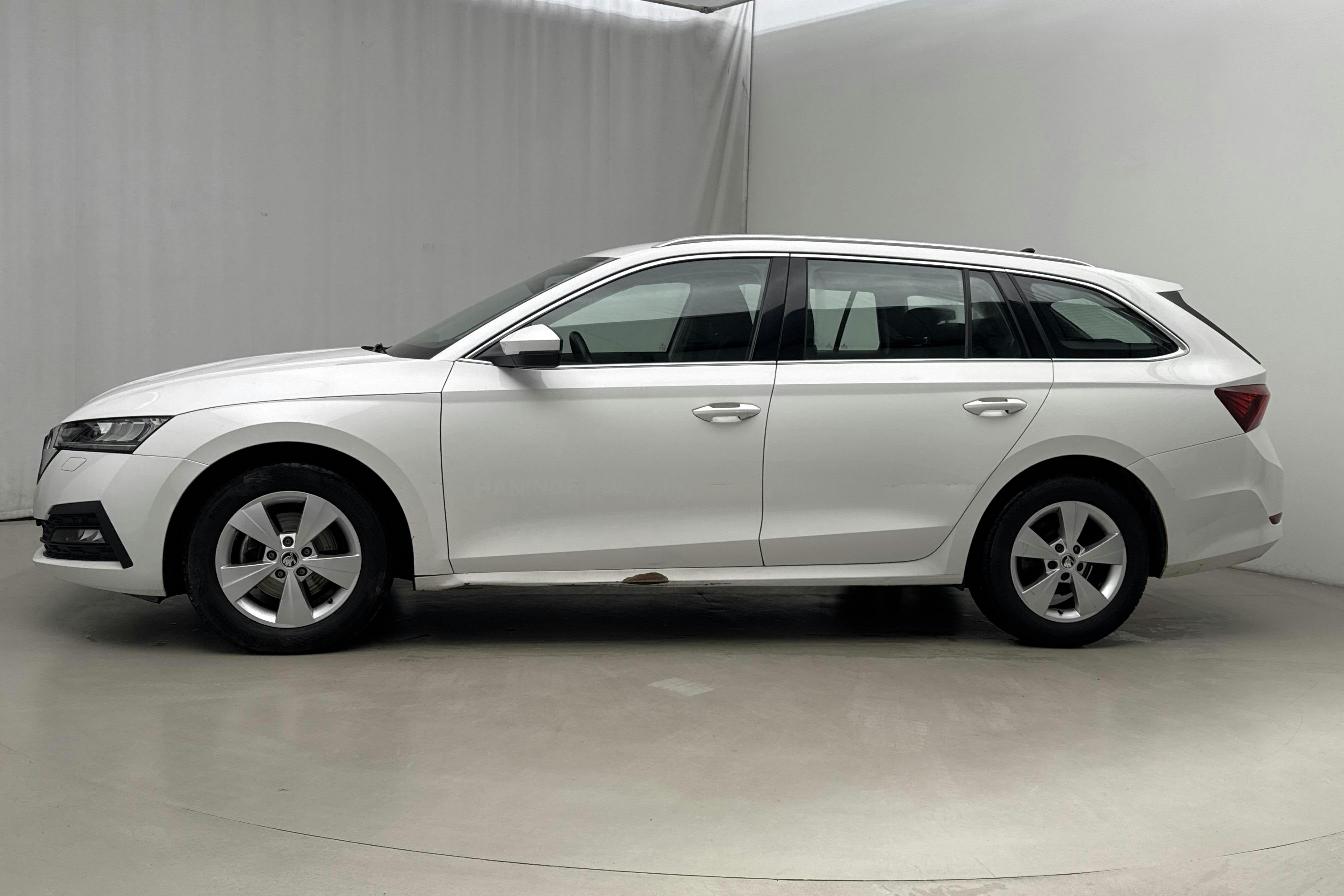 Presentationsfoto 2 av 18: Skoda Octavia 2.0 TDI Combi (116hk) - 12 375 mil - Automat - vit - 2022