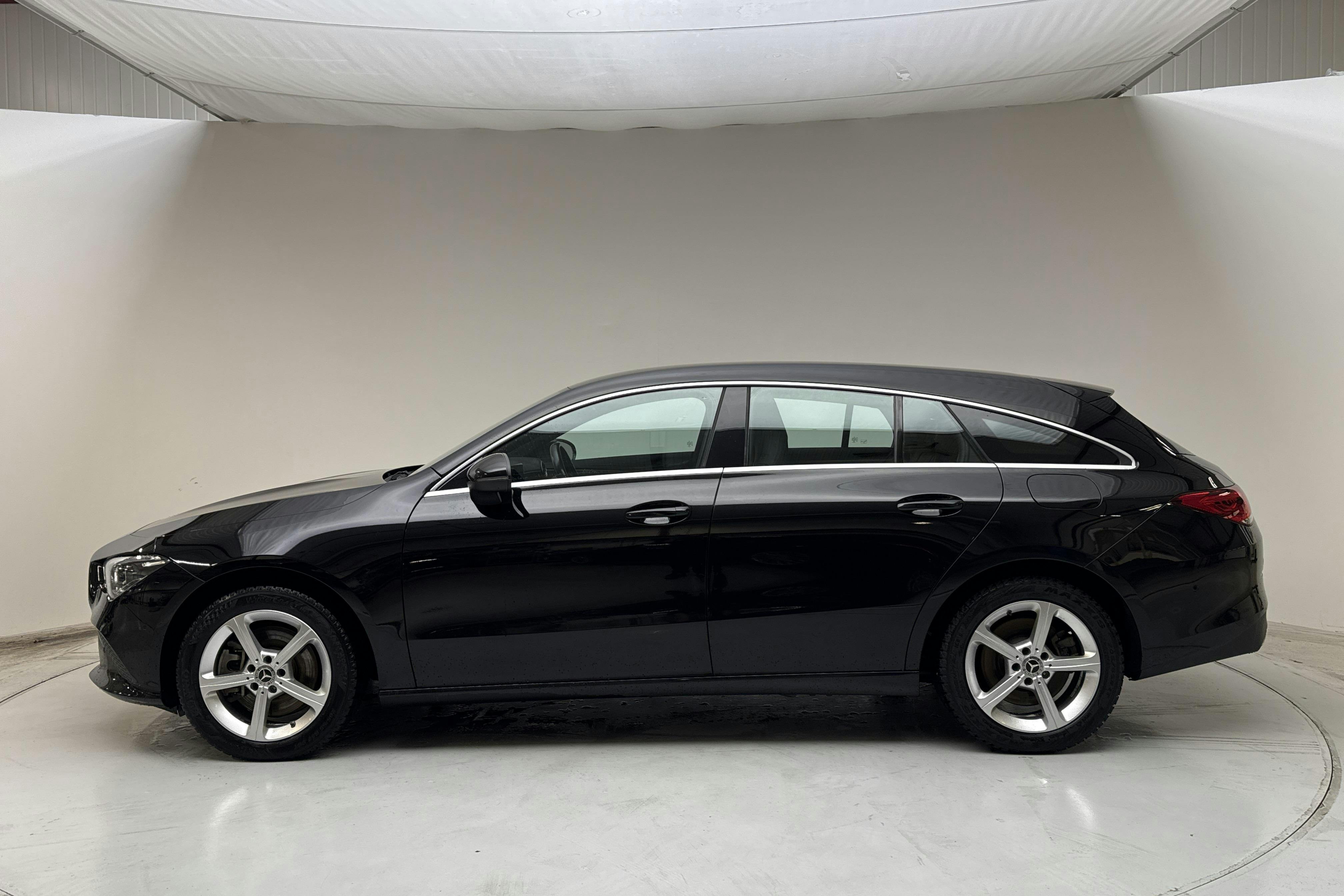 Presentationsfoto 2 av 17: Mercedes CLA 250 e Shooting Brake X118 (218hk) - 11 856 mil - Automat - svart - 2022