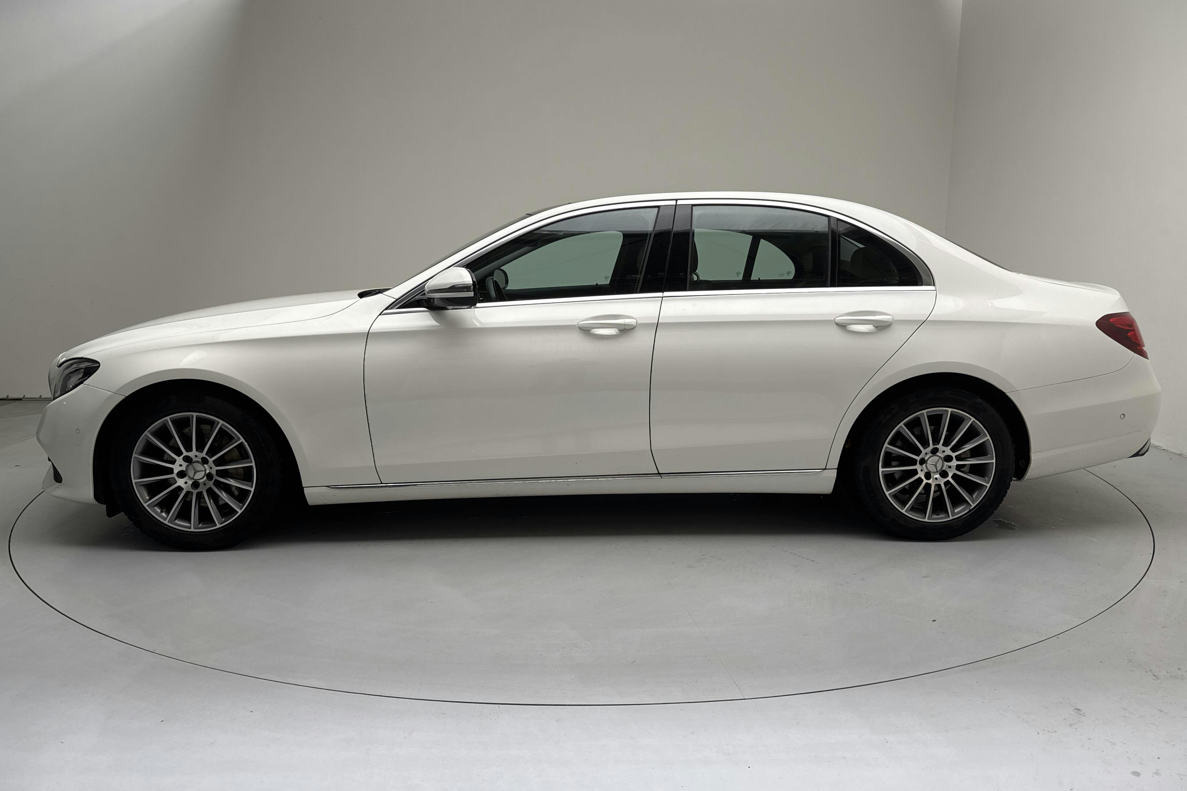 Presentationsfoto 2 av 15: Mercedes E 220 d Sedan W213 (194hk) - 15 825 mil - Automat - vit - 2017