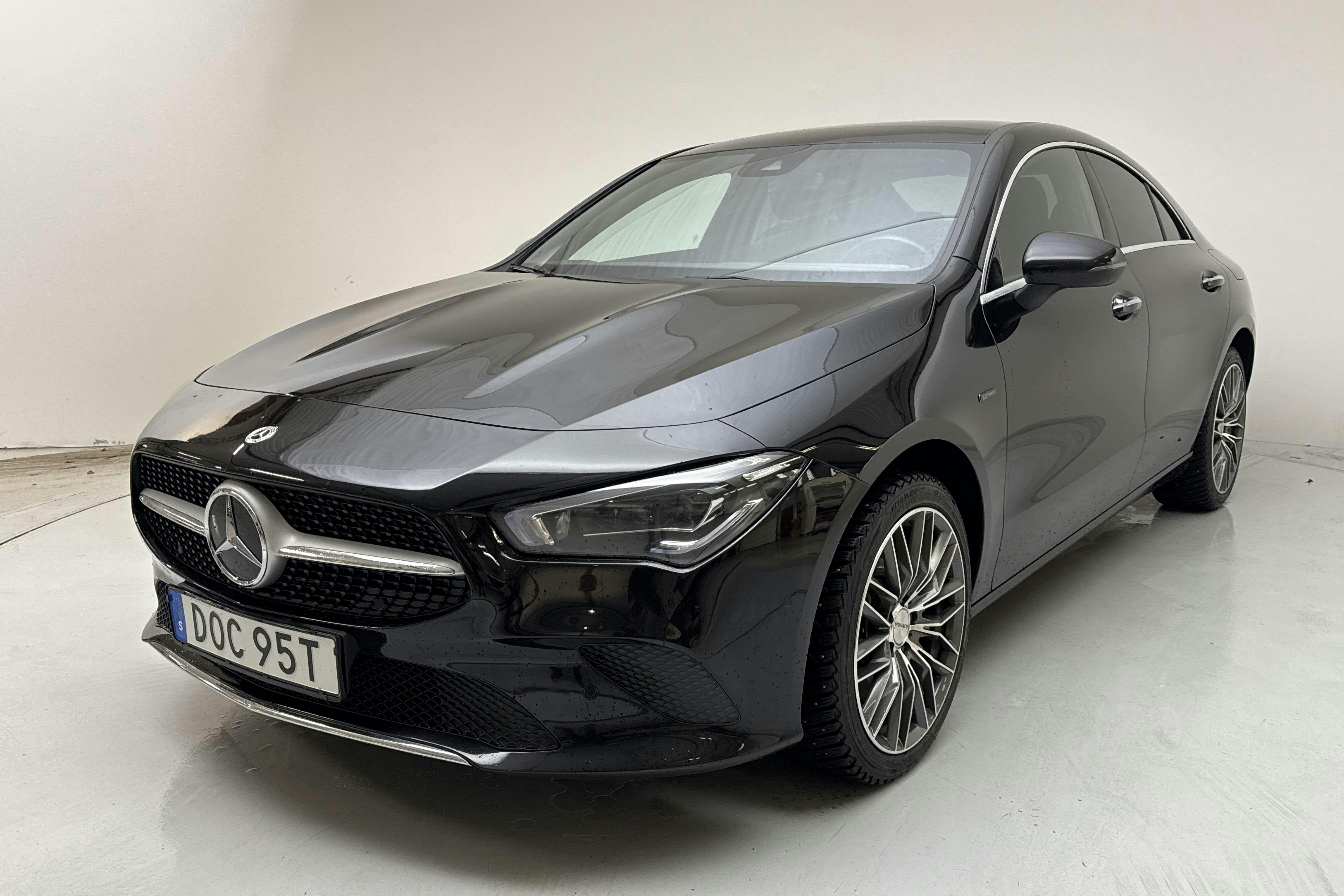 Presentationsfoto 1 av 25: Mercedes CLA 250 e Coupé C118 (218hk) - 10 490 mil - Automat - svart - 2021