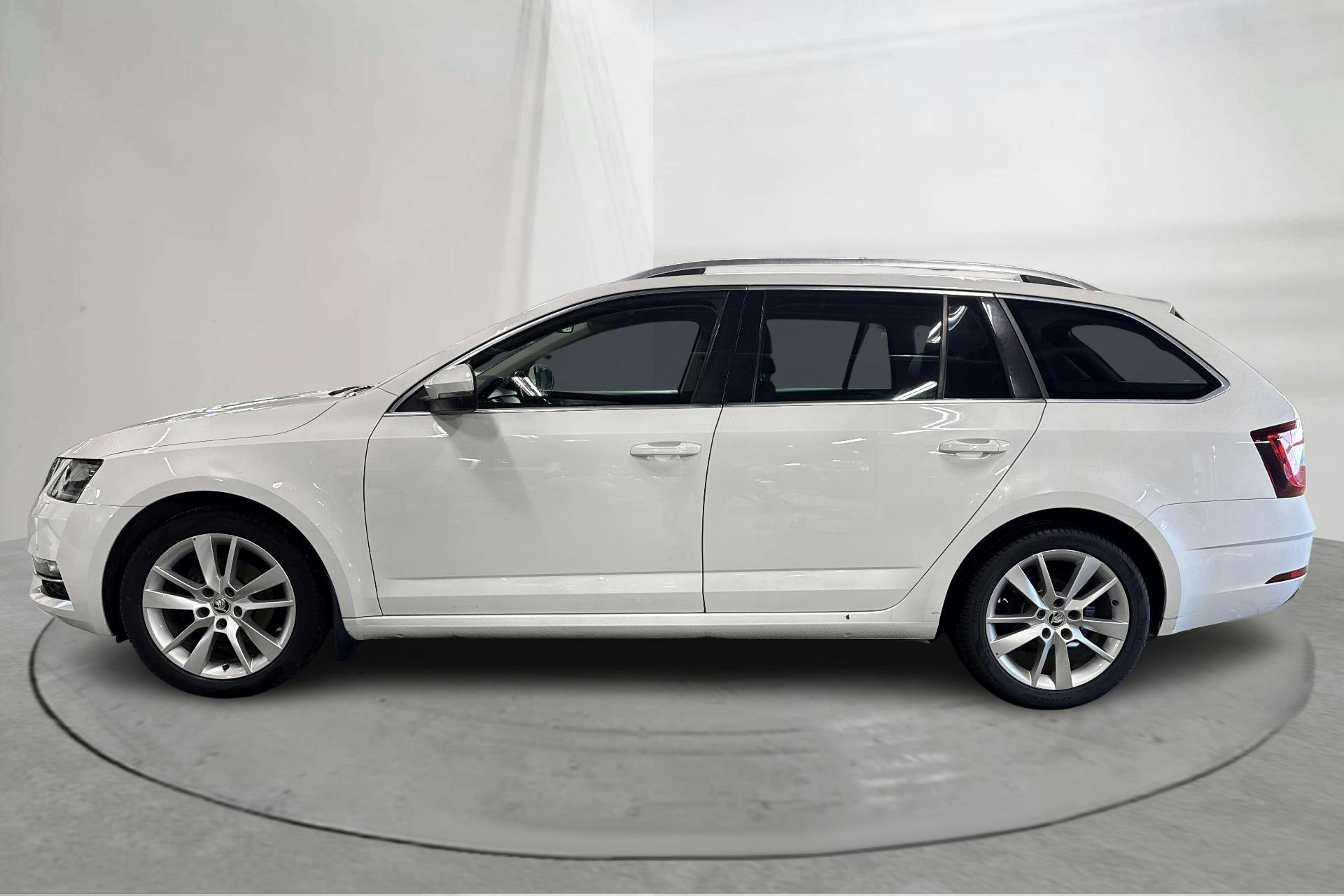 Presentationsfoto 2 av 13: Skoda Octavia III 1.5 TSI G-TEC Combi (130hk) - 10 788 mil - Automat - vit - 2020
