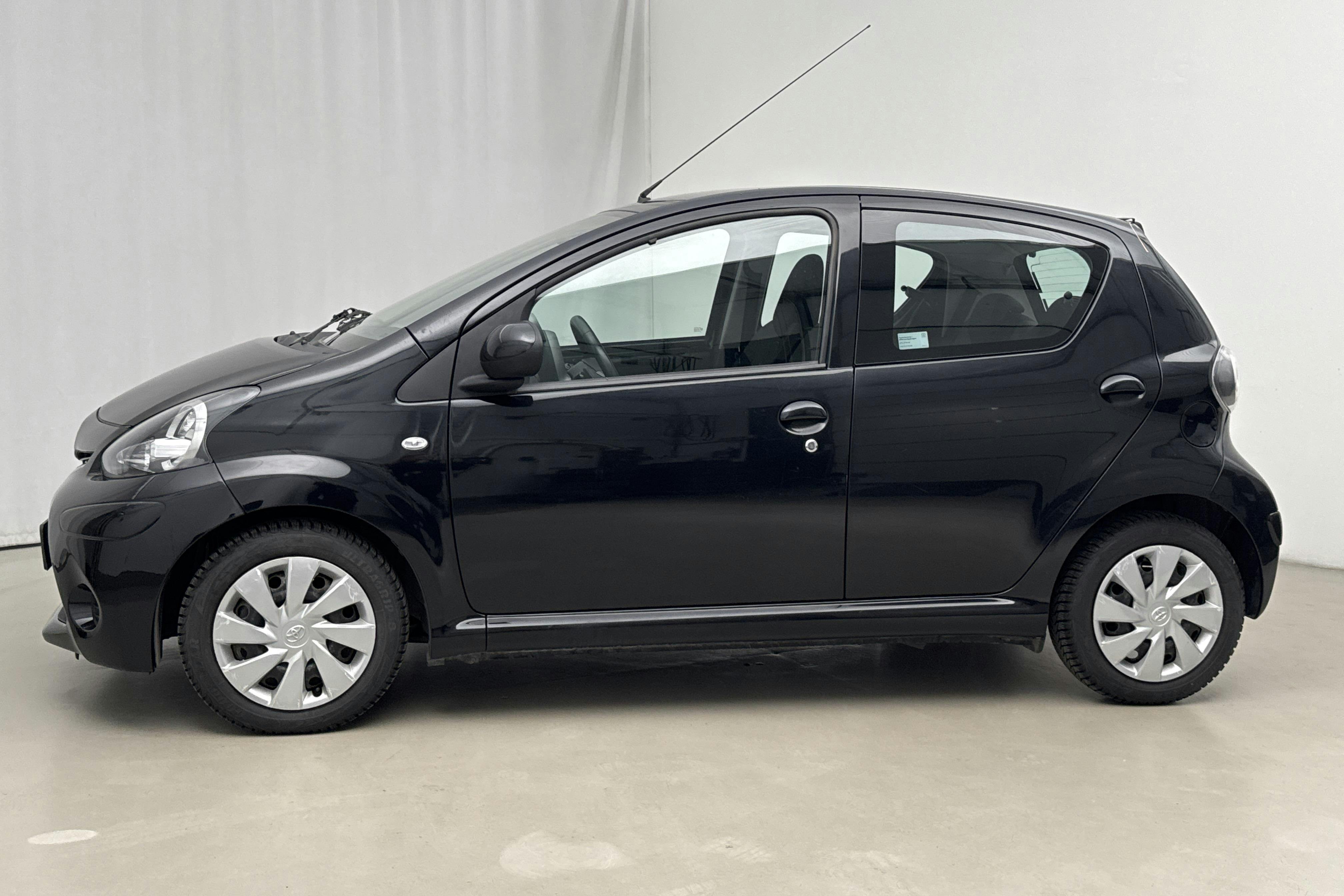 Presentation photo 2 of 15: Toyota Aygo 1.0 VVT-i 5dr (68hk) - 40 070 km - Automatic - black - 2014