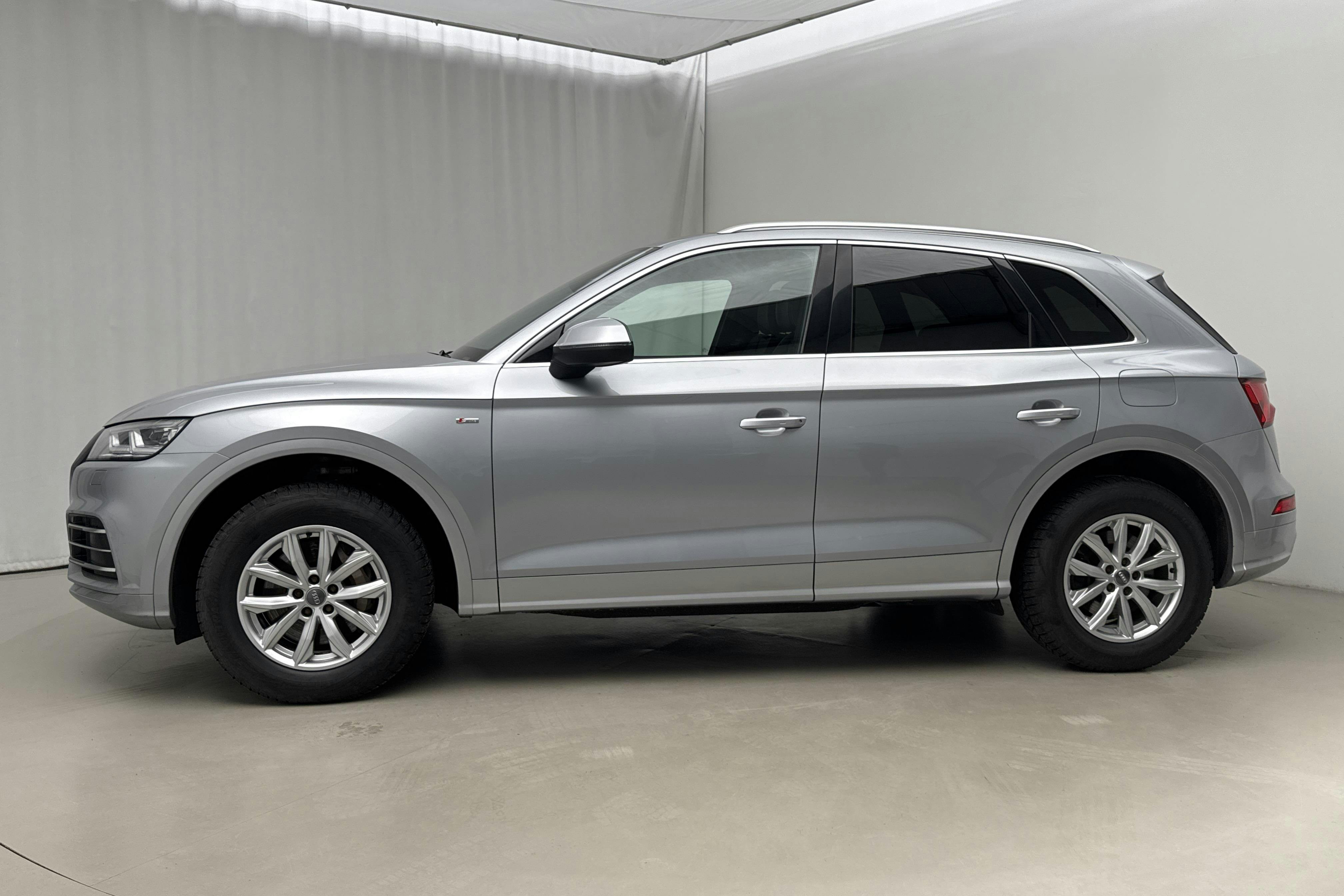 Presentationsfoto 2 av 18: Audi Q5 55 TFSI e quattro (367hk) - 8 798 mil - Automat - silver - 2020