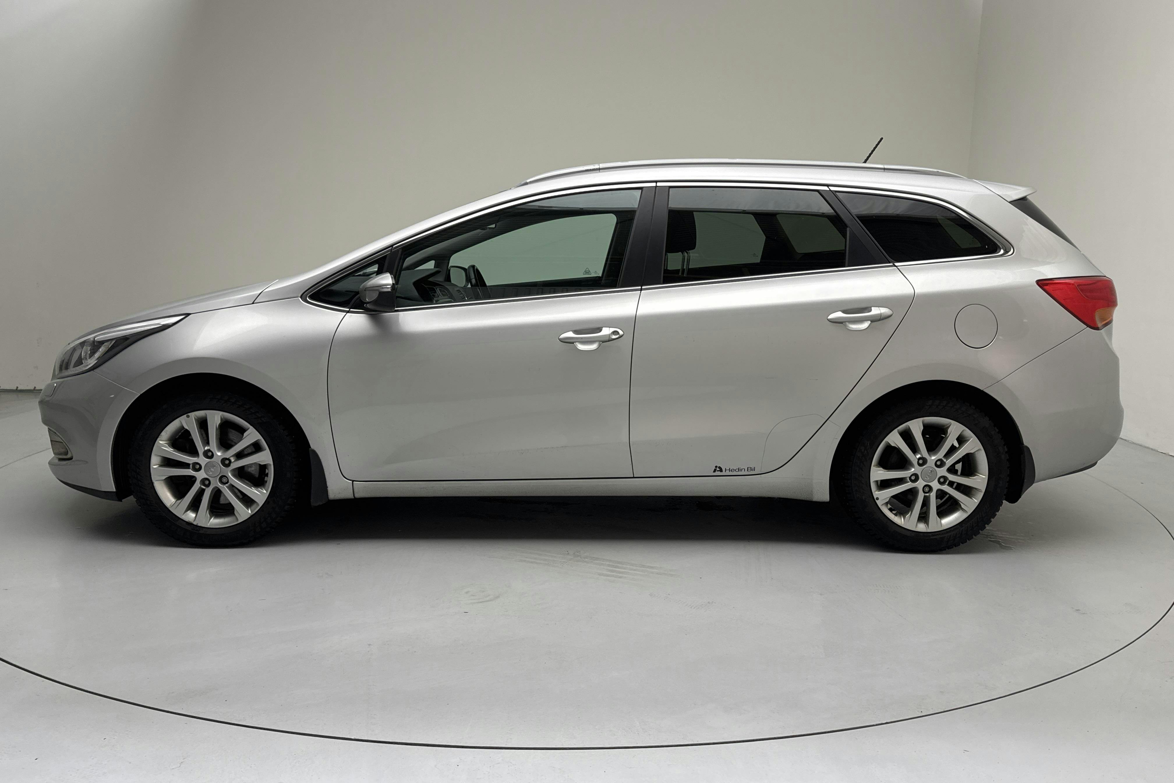 Presentationsfoto 2 av 12: KIA Cee'd 1.6 CRDi SW (128hk) - 13 879 mil - Manuell - grå - 2014