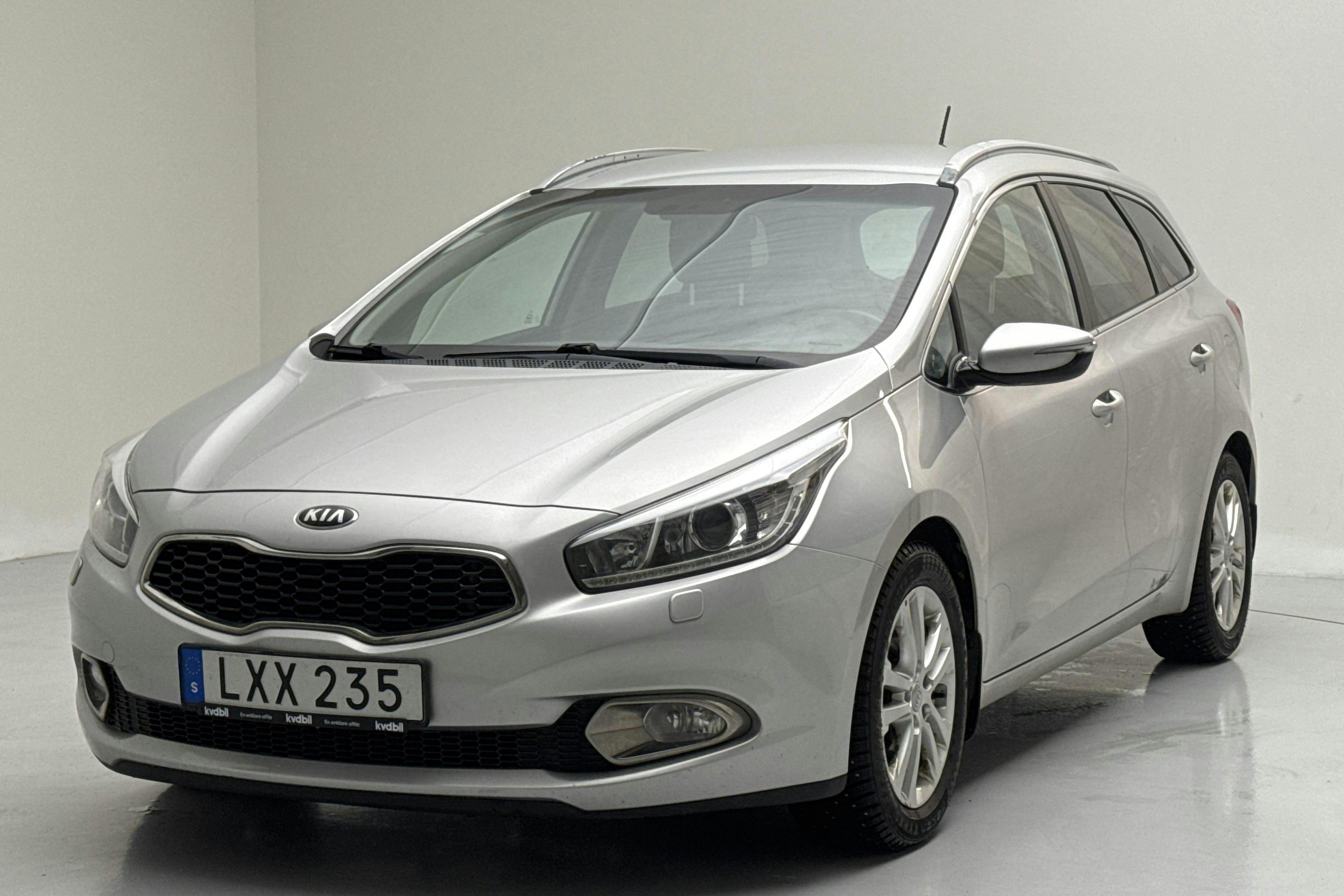 Presentationsfoto 1 av 12: KIA Cee'd 1.6 CRDi SW (128hk) - 13 879 mil - Manuell - grå - 2014