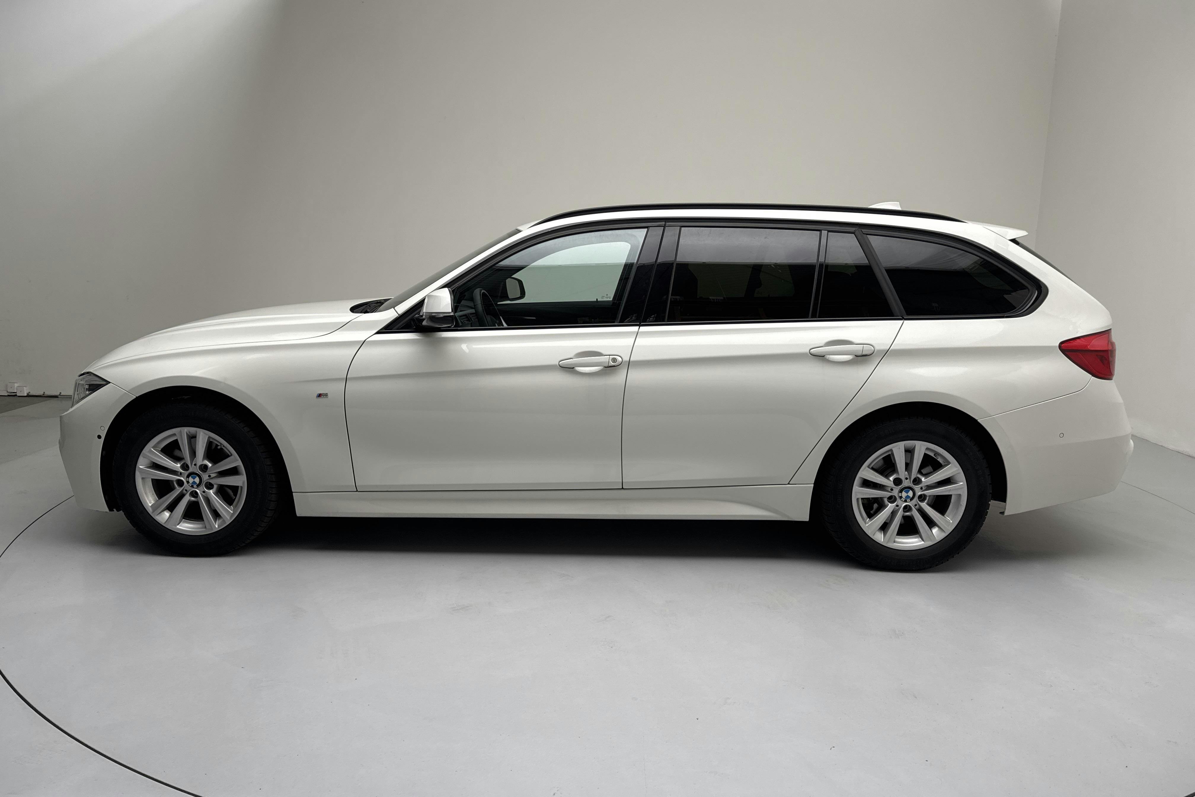 Presentationsfoto 2 av 18: BMW 320d xDrive Touring, F31 (190hk) - 5 656 mil - Automat - vit - 2019