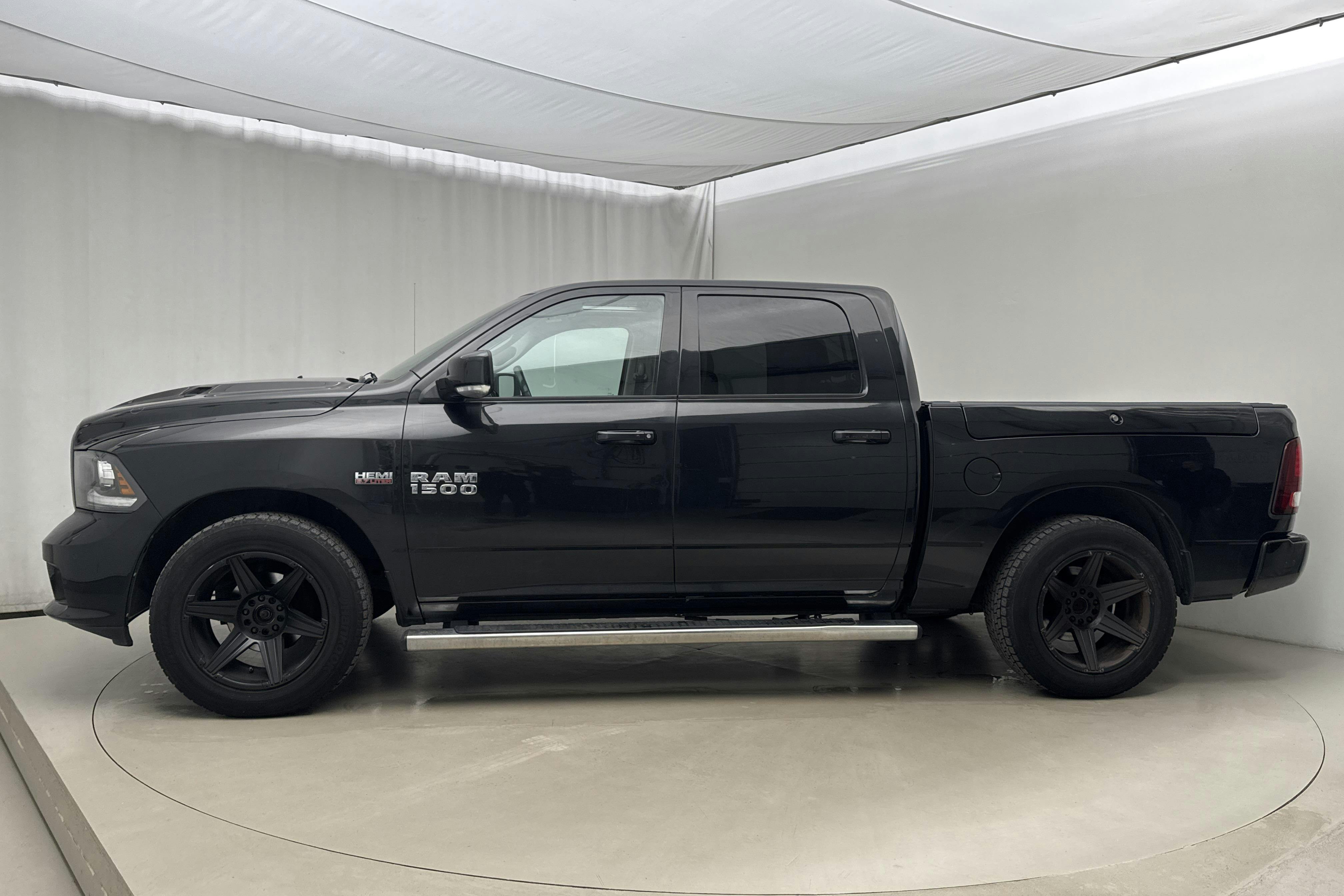 Presentationsfoto 2 av 25: Dodge RAM 1500 5.7 4WD (401hk) - 11 997 mil - Automat - svart - 2017