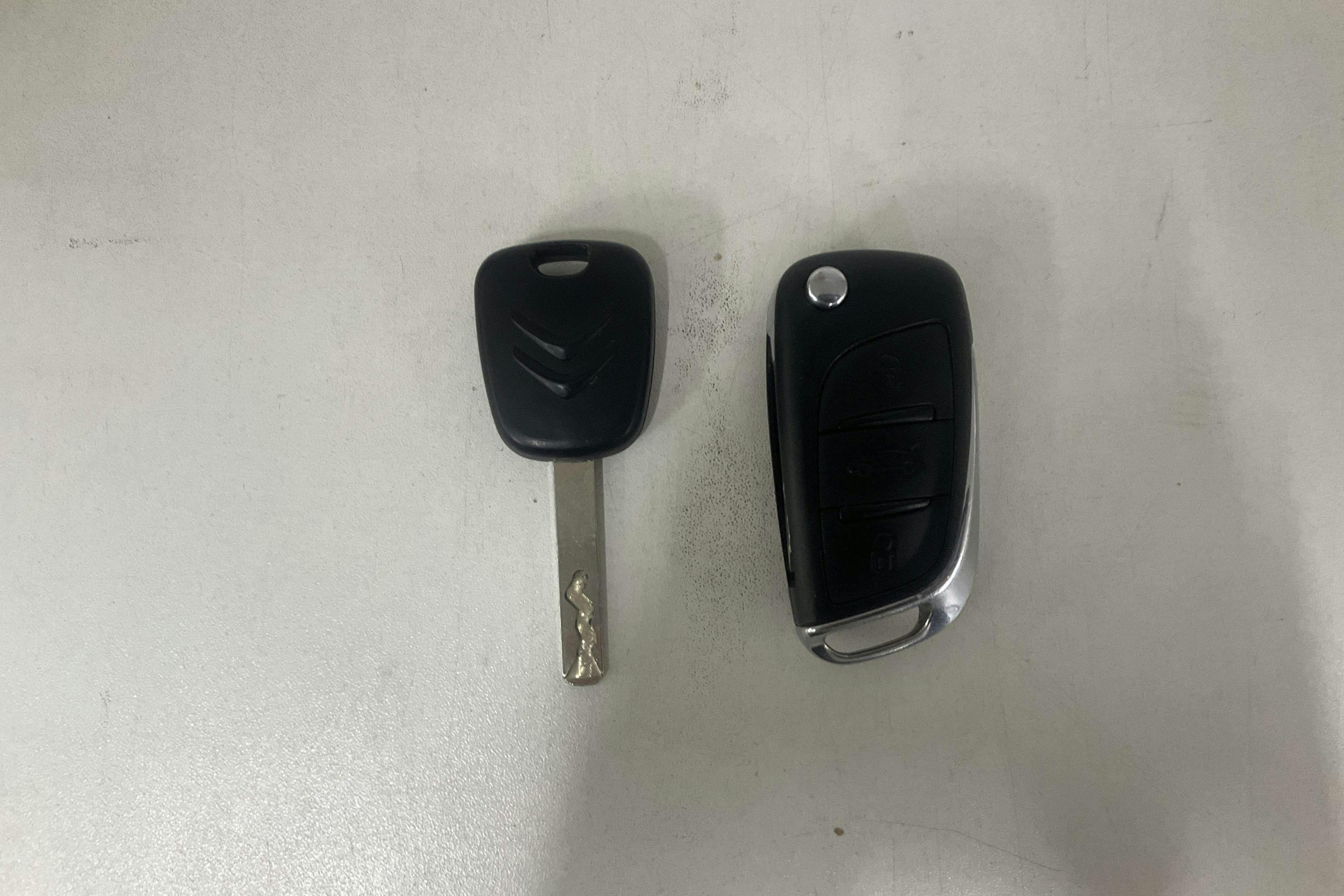 Presentationsfoto 13 av 13: Citroën C4 BlueHDi (120hk) - 10 951 mil - Automat - svart - 2016