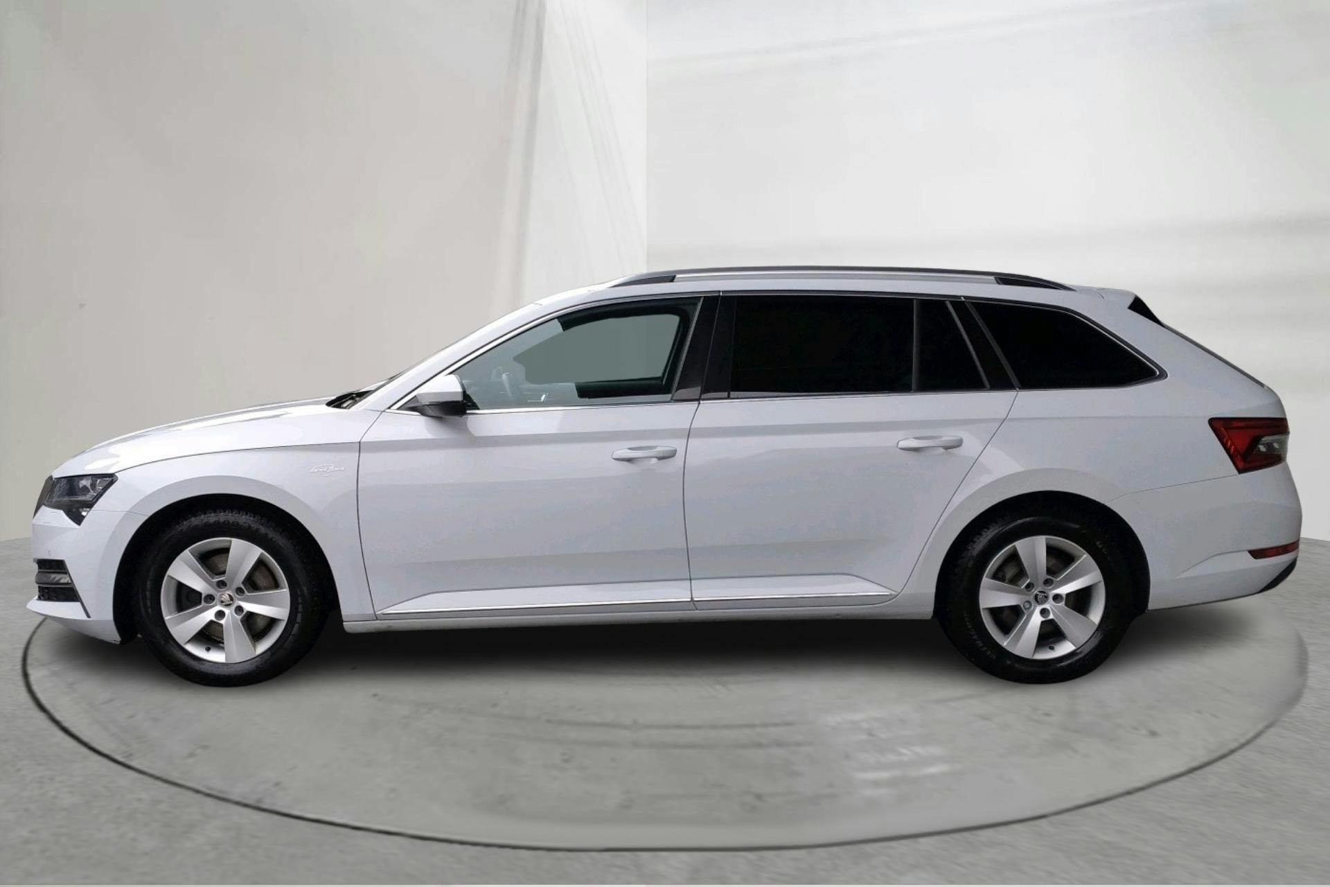 Presentationsfoto 2 av 18: Skoda Superb 2.0 TDI Kombi 4x4 (200hk) - 15 689 mil - Automat - vit - 2021