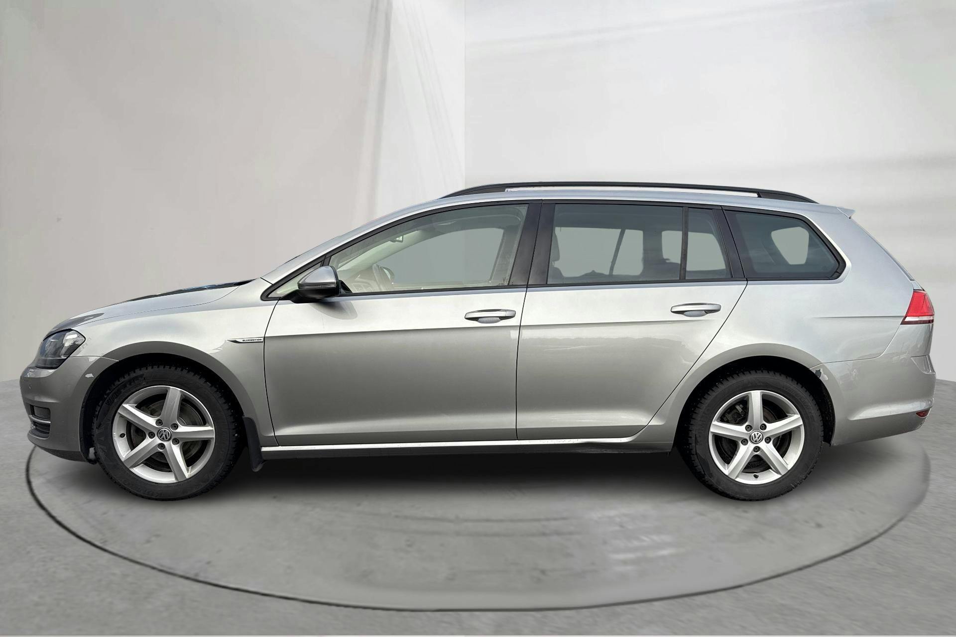 Presentationsfoto 2 av 15: VW Golf VII 1.4 TGI BlueMotion Sportscombi (110hk) - 14 433 mil - Automat - silver - 2016