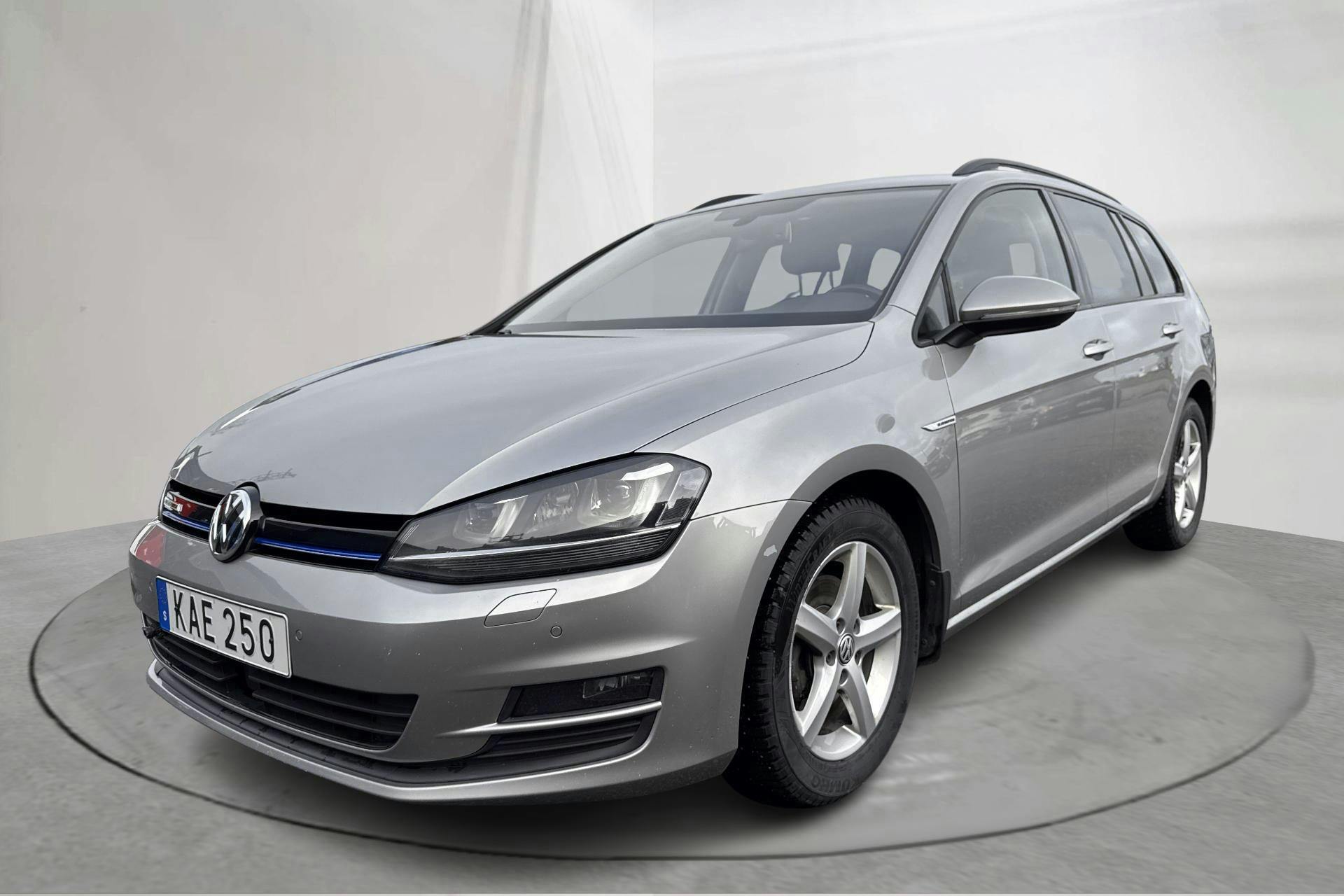 Presentationsfoto 1 av 15: VW Golf VII 1.4 TGI BlueMotion Sportscombi (110hk) - 14 433 mil - Automat - silver - 2016
