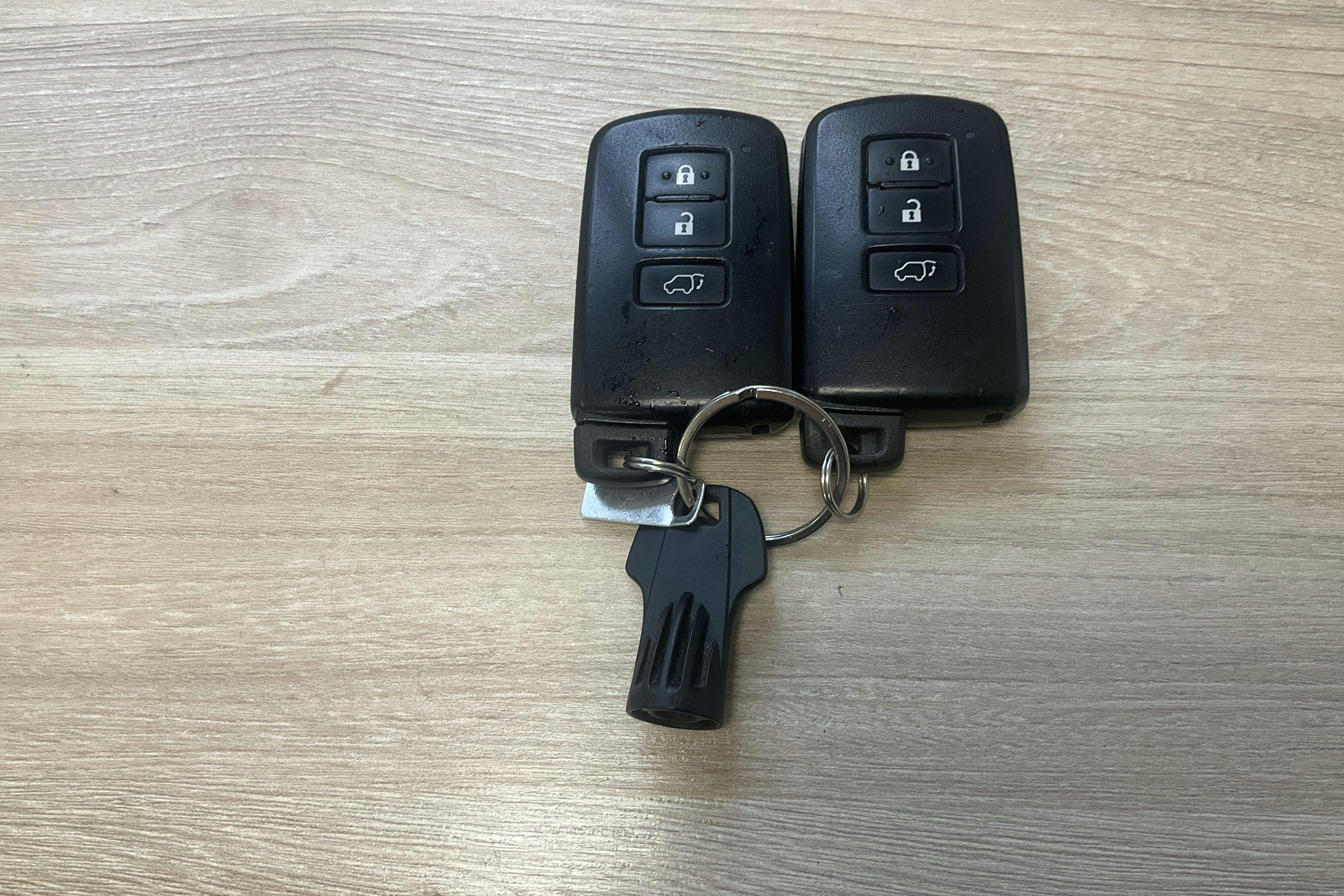 Presentation photo 17 of 17: Toyota RAV4 2.5 HSD AWD (197hk) - 115 340 km - Automatic - Dark Grey - 2018