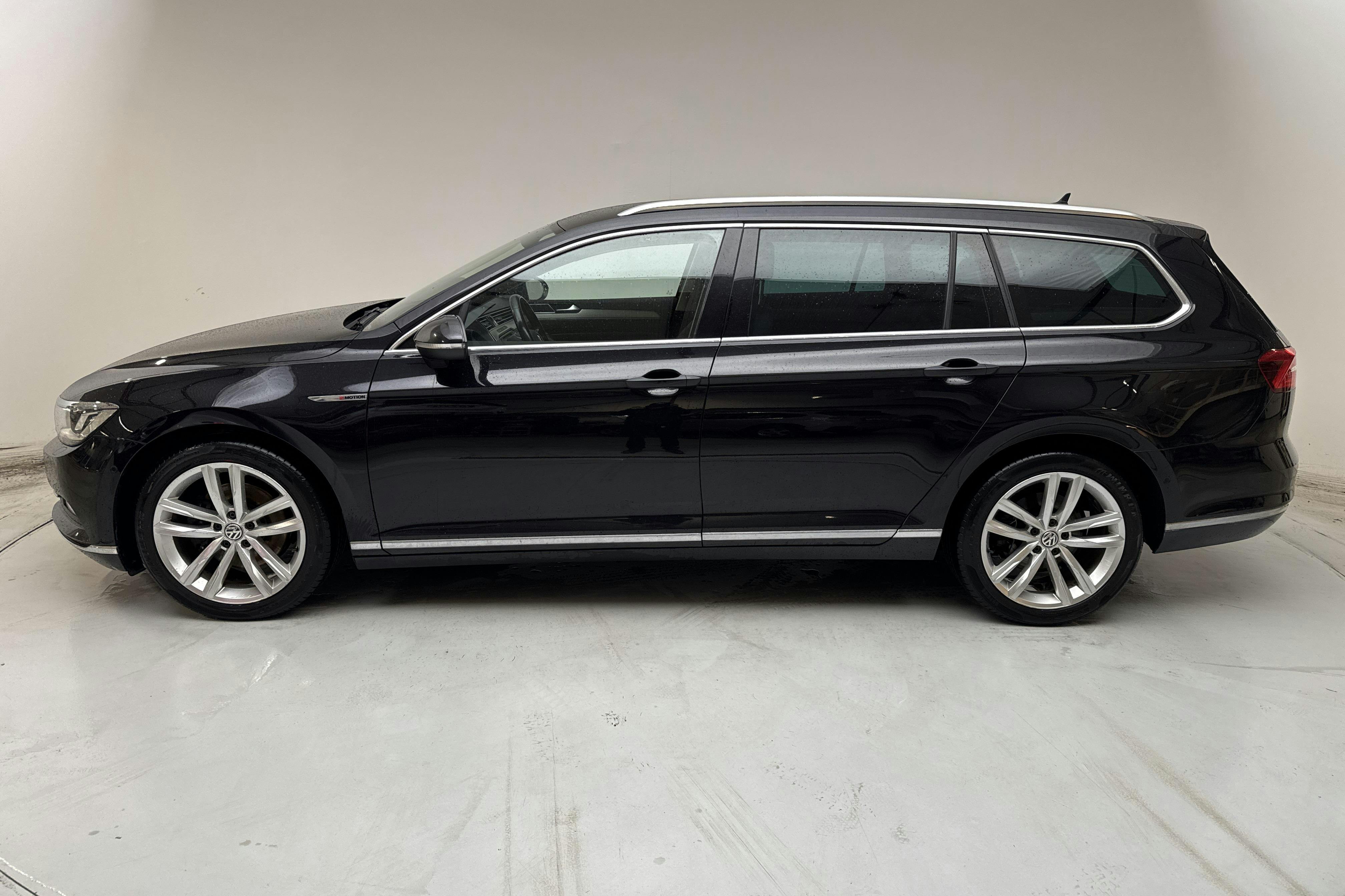Presentationsfoto 2 av 15: VW Passat 2.0 TDI Sportscombi 4MOTION (190hk) - 18 656 mil - Automat - svart - 2016