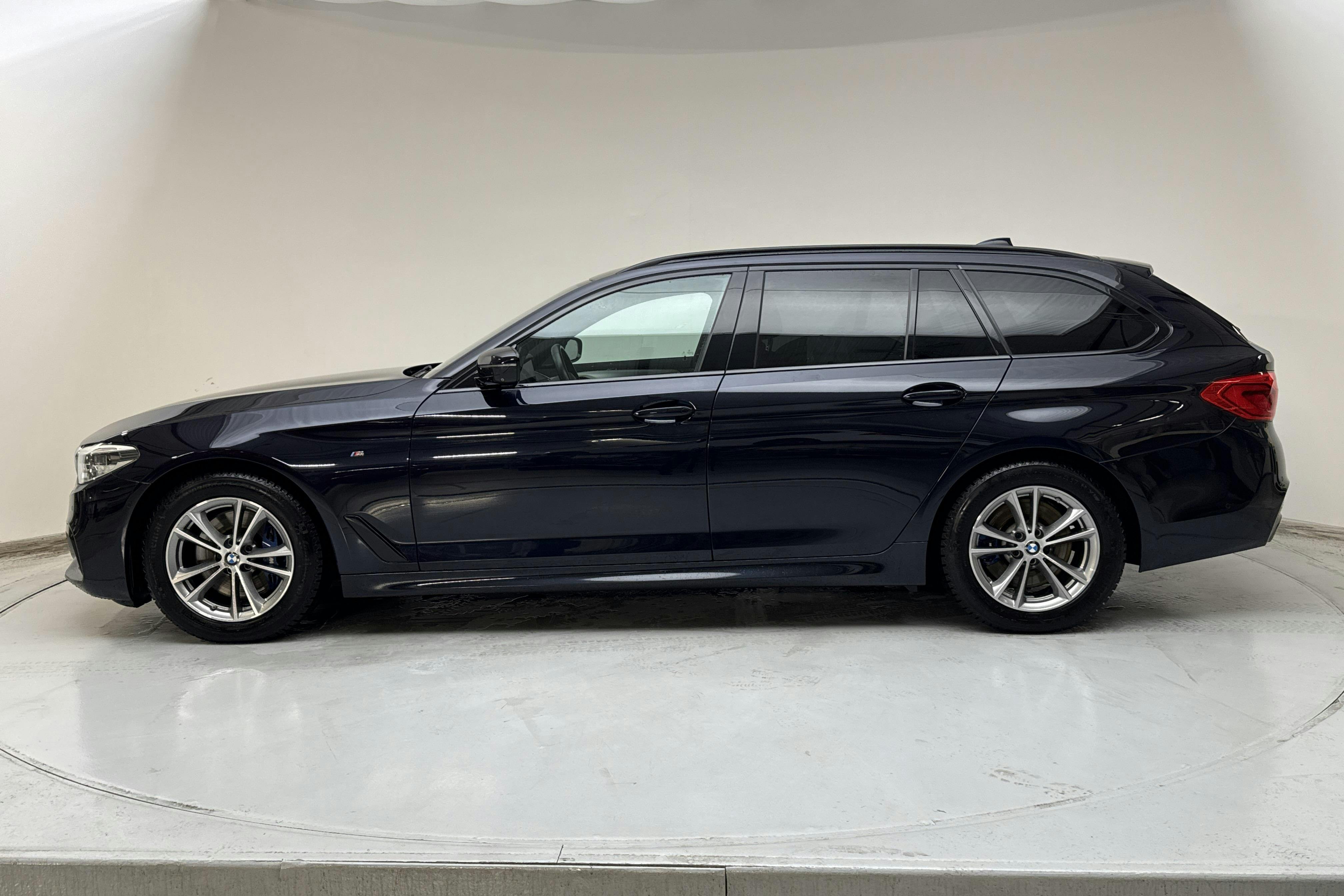 Presentationsfoto 2 av 19: BMW 530i xDrive Touring, G31 (252hk) - 12 018 mil - Automat - svart - 2019