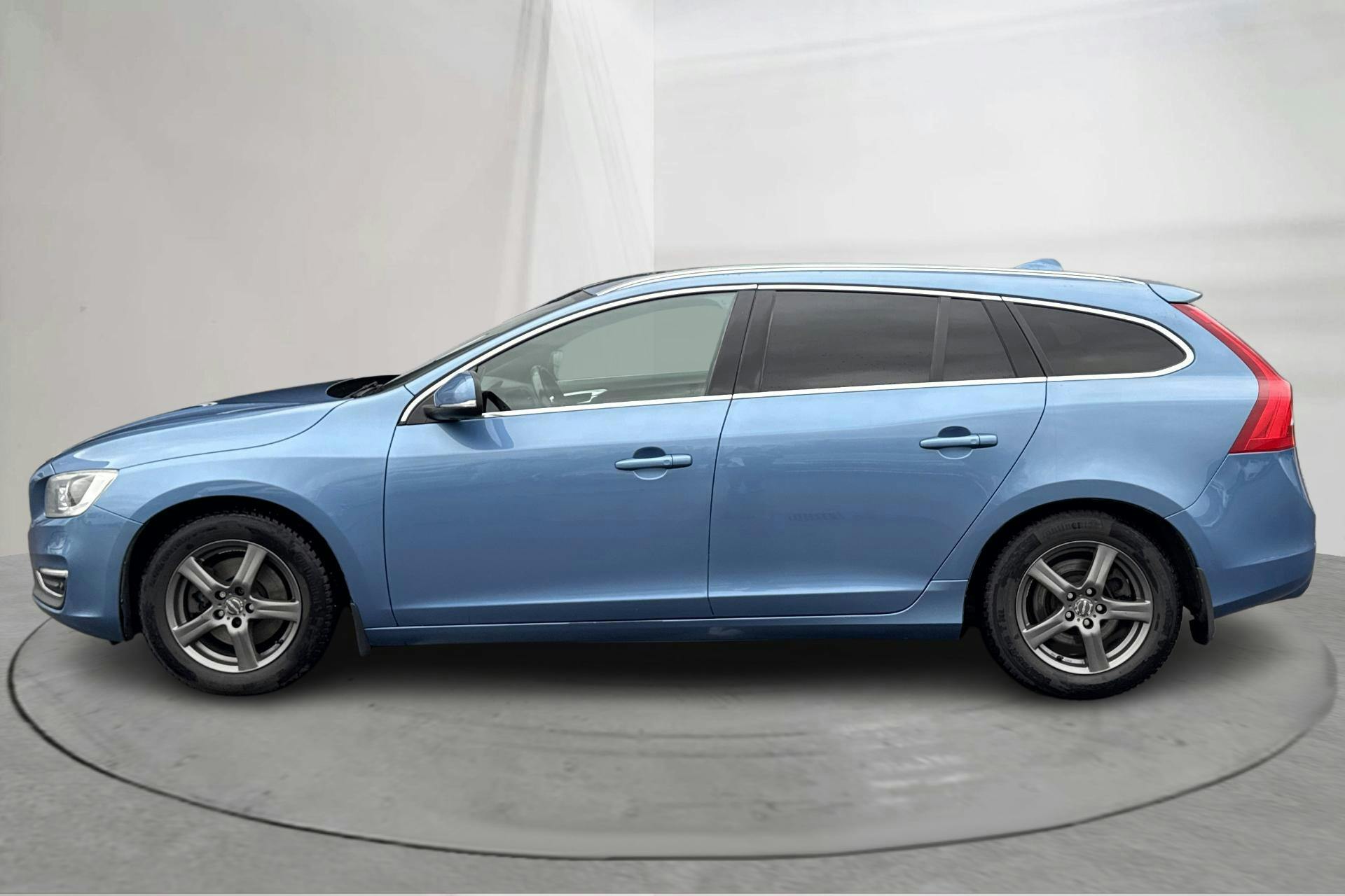 Presentationsfoto 2 av 17: Volvo V60 D4 (181hk) - 18 323 mil - Automat - blå - 2015