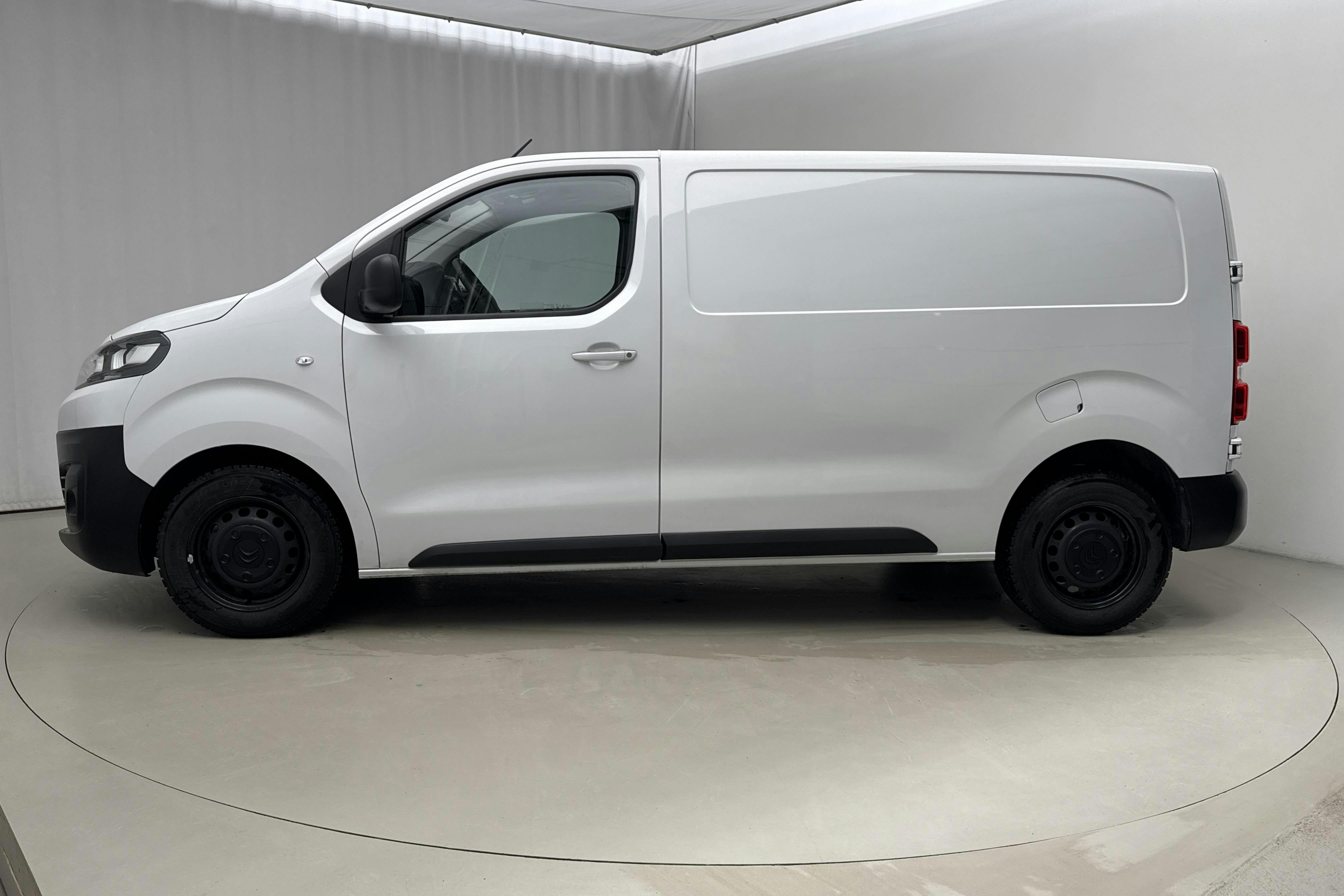 Presentationsfoto 2 av 16: Citroën Jumpy IV 2.0 BlueHDI Skåp (145hk) - 2 445 mil - Automat - vit - 2023