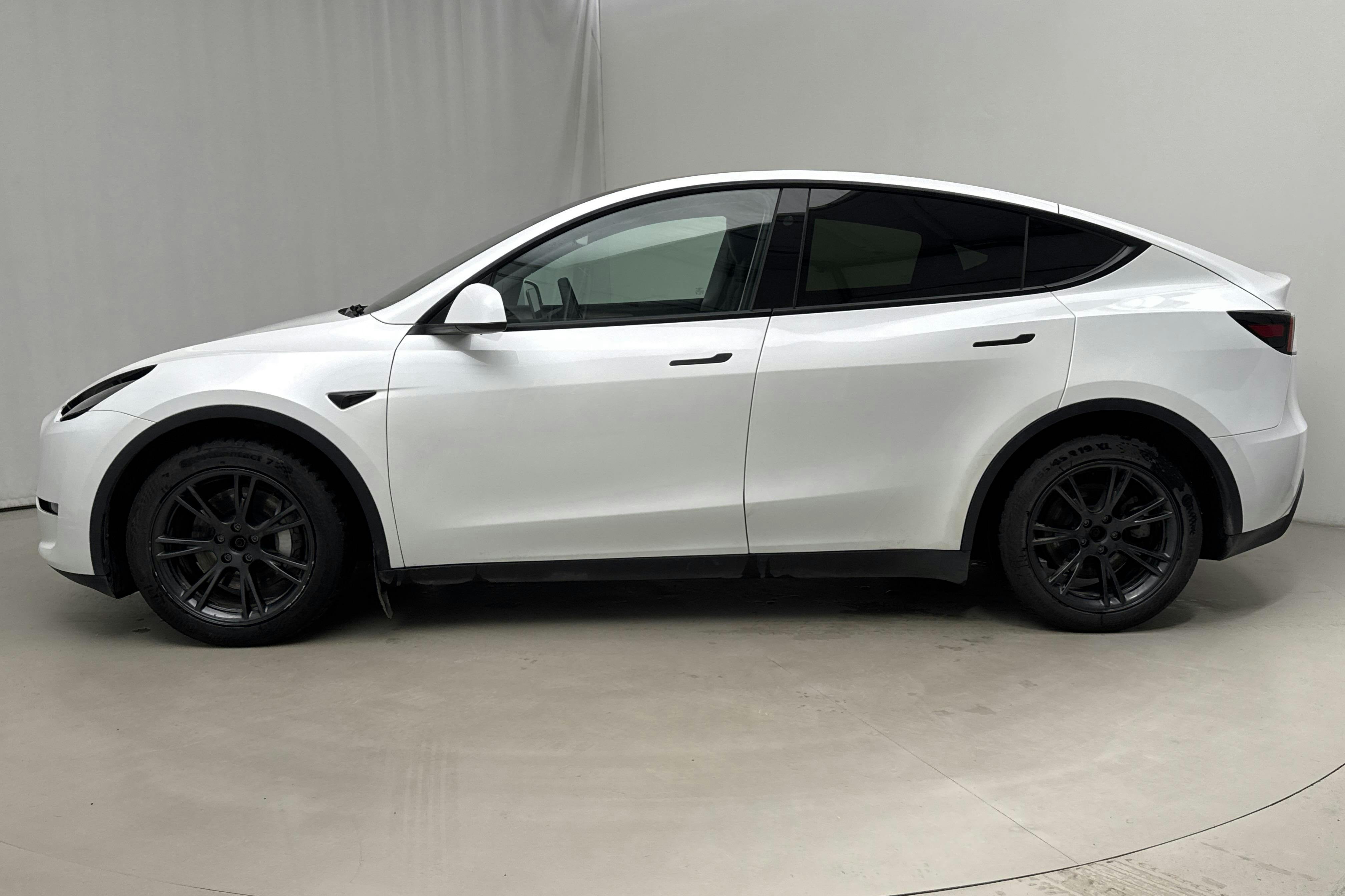Presentationsfoto 2 av 16: Tesla Model Y Long Range Dual Motor AWD - 7 353 mil - Automat - vit - 2024