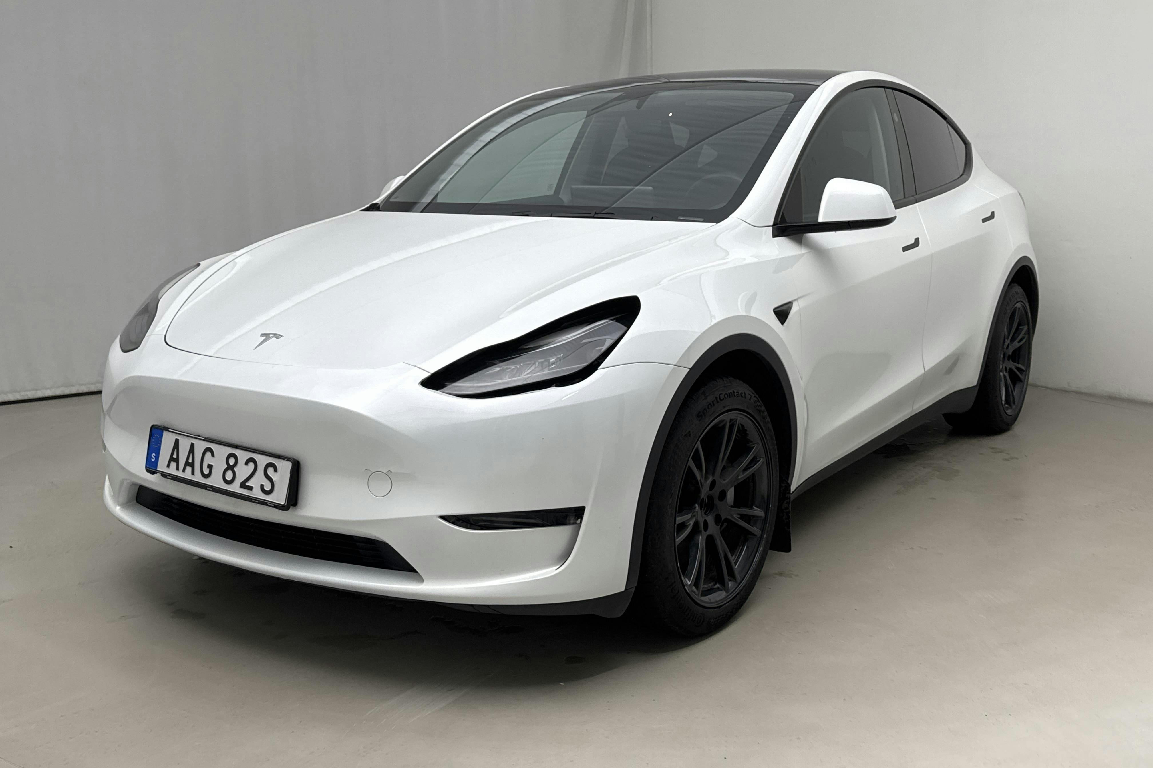 Presentationsfoto 1 av 16: Tesla Model Y Long Range Dual Motor AWD - 7 353 mil - Automat - vit - 2024