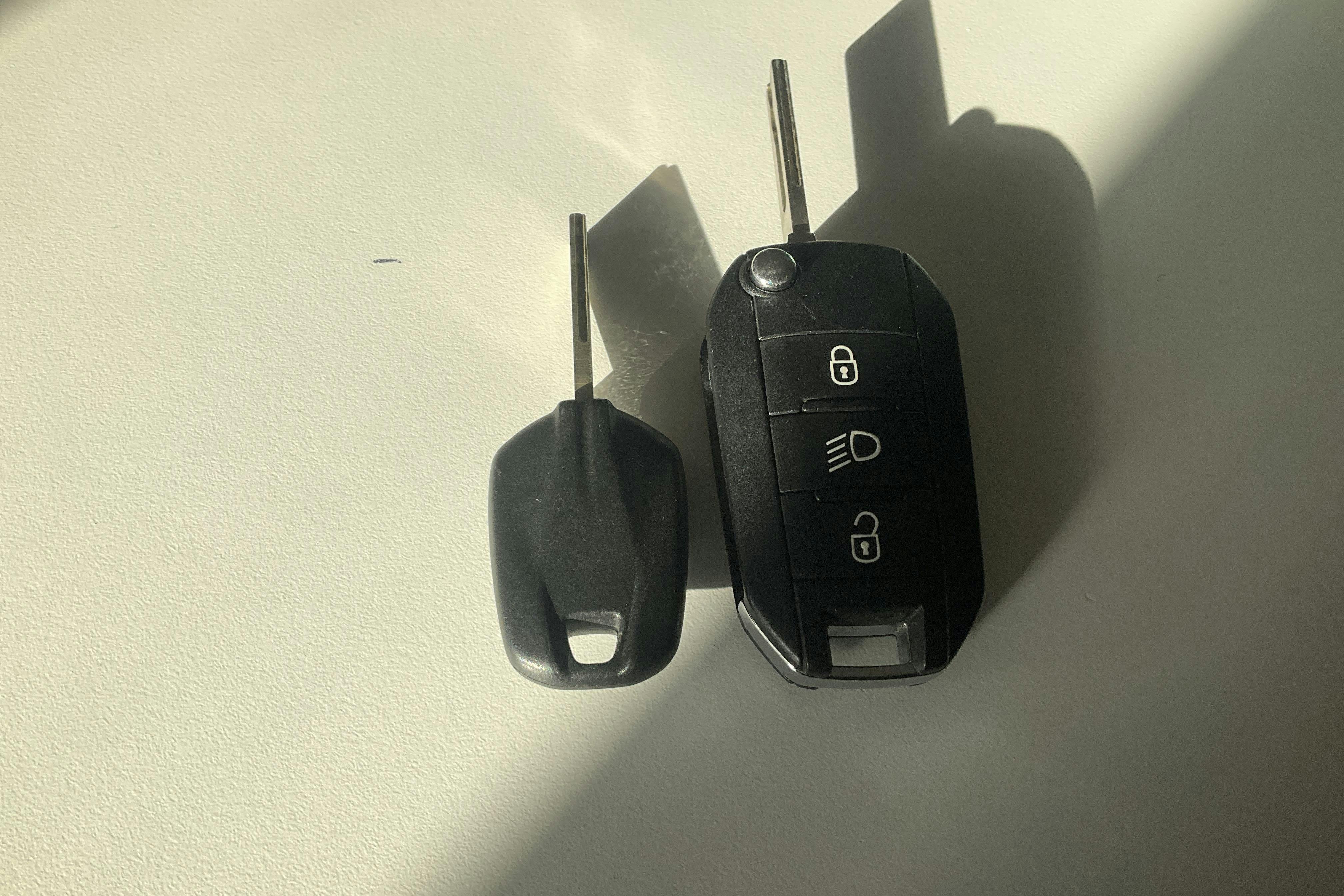 Esitlusfoto 15 aadressil 15: Peugeot 2008 1.2 VTi (82hk) - 31 600 km - Käsitsi - valge - 2016